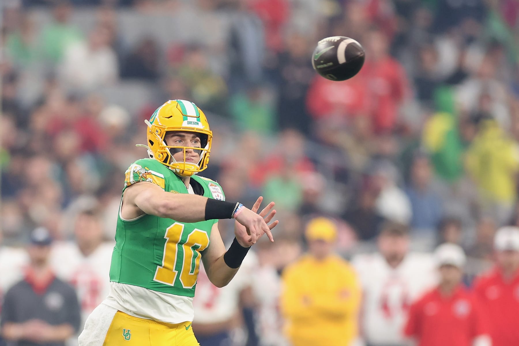 GLENDALE, ARIZONA - JANUARY 01: Quarterback Bo Nix #10 of the Oregon Ducks throws a pass during the first half of the Fiesta Bowl against the Liberty Flames at State Farm Stadium on January 01, 2024 in Glendale, Arizona. (Photo by Christian Petersen/Getty Images)