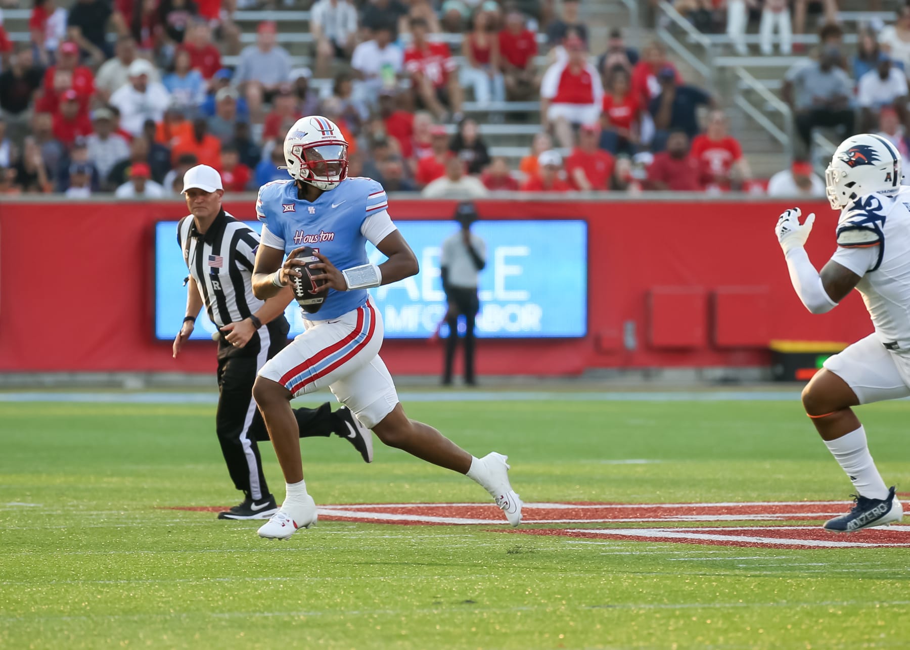 HOUSTON, TX - SEPTEMBER 02: Houston Cougars quarterback Donovan Smith (1) looks for an open receiver in the second quarter  during the college football game between the UTSA Roadrunners and Houston Cougars on September 2, 2023 at TDECU Stadium in Houston, Texas.  (Photo by Leslie Plaza Johnson/Icon Sportswire via Getty Images)