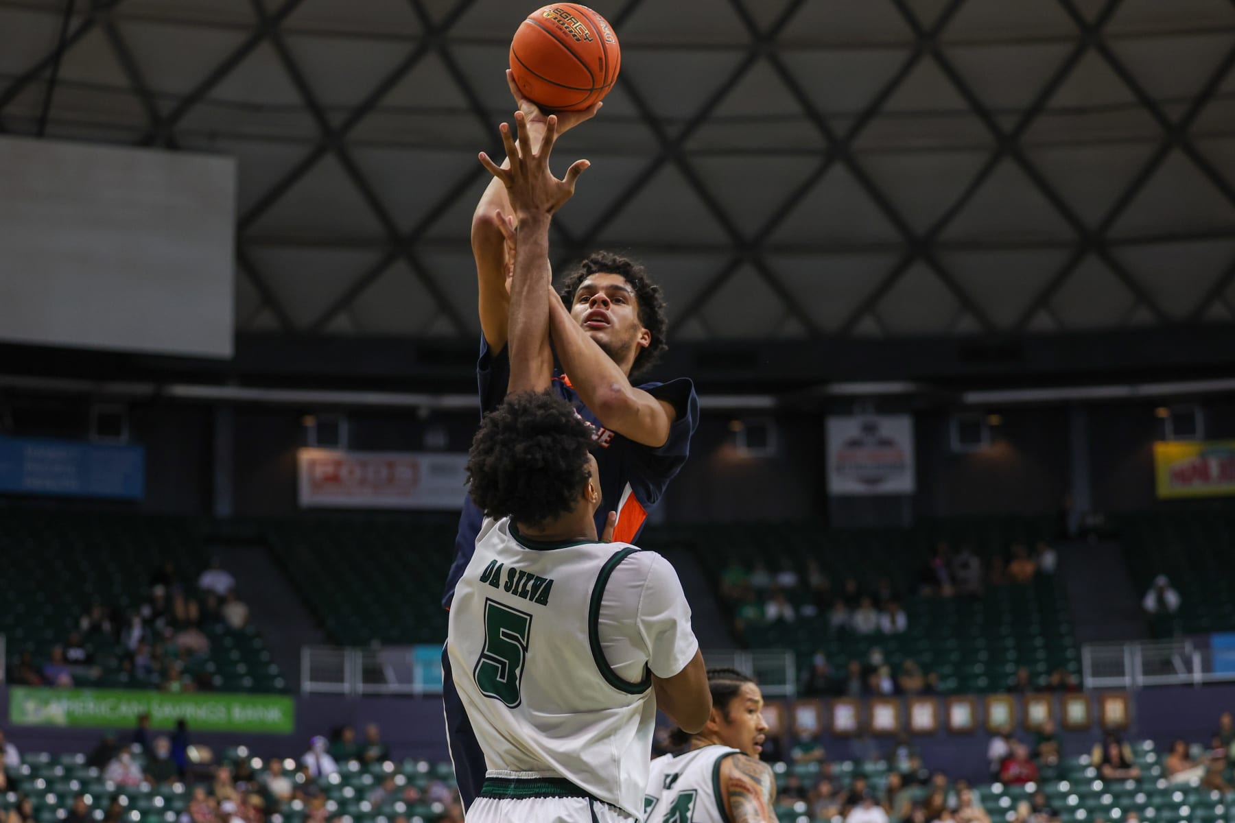 HONOLULU, HI - DECEMBER 22: Jevon Porter #14 of the Pepperdine Waves shoots over Bernardo da Silva #5 of the Hawaii Rainbow Warriors during the second half the Hawaiian Airlines Diamond Head Classic game at SimpliFi Arena on December 22, 2022 in Honolulu, Hawaii. (Photo by Darryl Oumi/Getty Images)