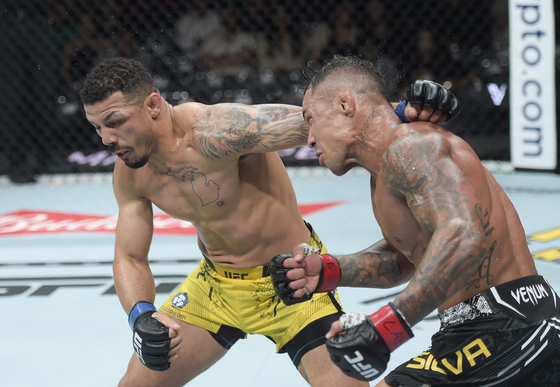 RIO DE JANEIRO, BRAZIL - MAY 04: (L-R) Drakkar Klose punches Joaquim Silva of Brazil in a lightweight bout during the UFC 301 event at Farmasi Arena on May 04, 2024 in Rio de Janeiro, Brazil. (Photo by Alexandre Loureiro/Zuffa LLC via Getty Images)