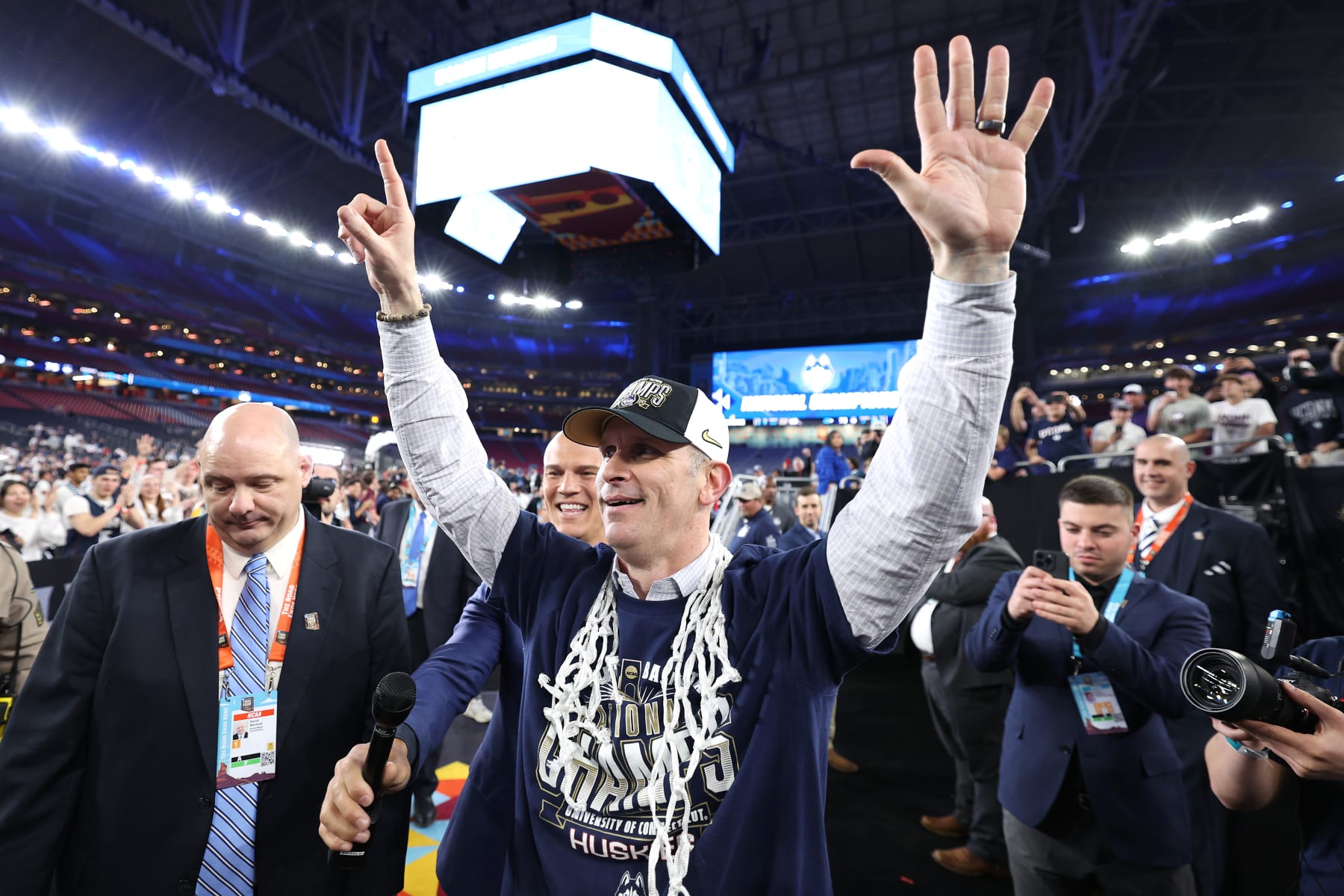 GLENDALE, ARIZONA - APRIL 08: Head coach Dan Hurley of the Connecticut Huskies celebrates after beating the Purdue Boilermakers 75-60 to win the NCAA Men's Basketball Tournament National Championship game at State Farm Stadium on April 08, 2024 in Glendale, Arizona. (Photo by Jamie Squire/Getty Images)