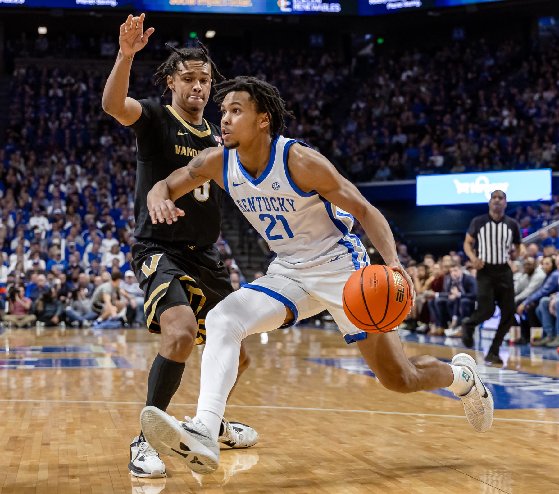 LEXINGTON, KENTUCKY - MARCH 6: D.J. Wagner #21 of the Kentucky Wildcats dribbles against Paul Lewis #3 of the Vanderbilt Commodores at Rupp Arena on March 6, 2024 in Lexington, Kentucky. (Photo by Michael Hickey/Getty Images)