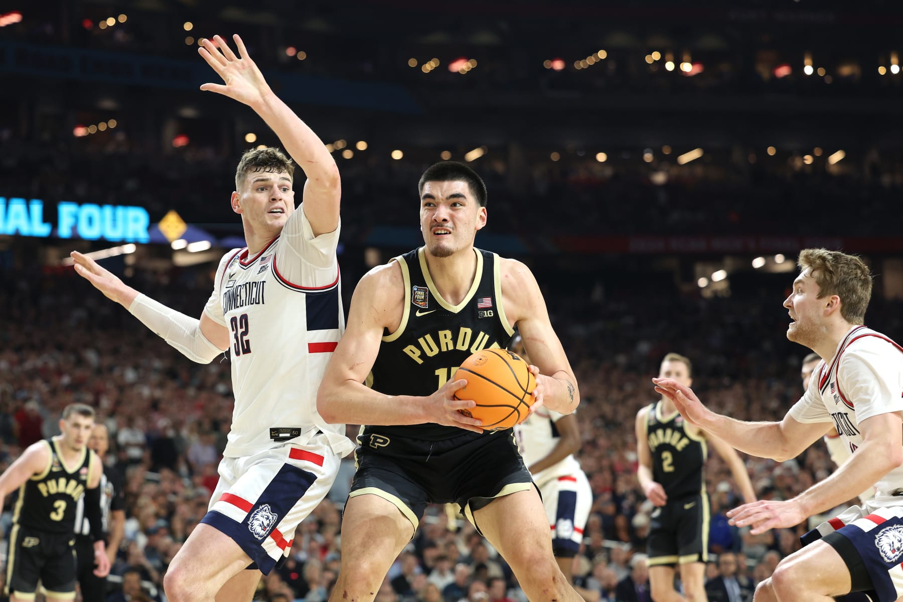 GLENDALE, ARIZONA - APRIL 08: Zach Edey #15 of the Purdue Boilermakers handles the ball while being guarded by Donovan Clingan #32 of the Connecticut Huskies in the second half during the NCAA Men's Basketball Tournament National Championship game at State Farm Stadium on April 08, 2024 in Glendale, Arizona. (Photo by Jamie Squire/Getty Images)