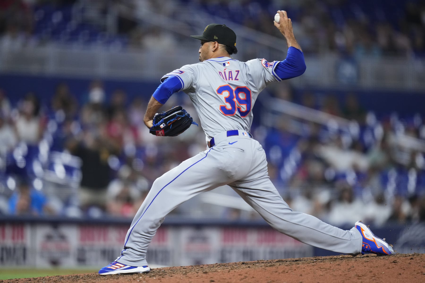 MIAMI, FLORIDA - MAY 18: Edwin Díaz #39 of the New York Mets pitches  during a game against the Miami Marlins at loanDepot park on May 18, 2024 in Miami, Florida. (Photo by Rich Storry/Getty Images)