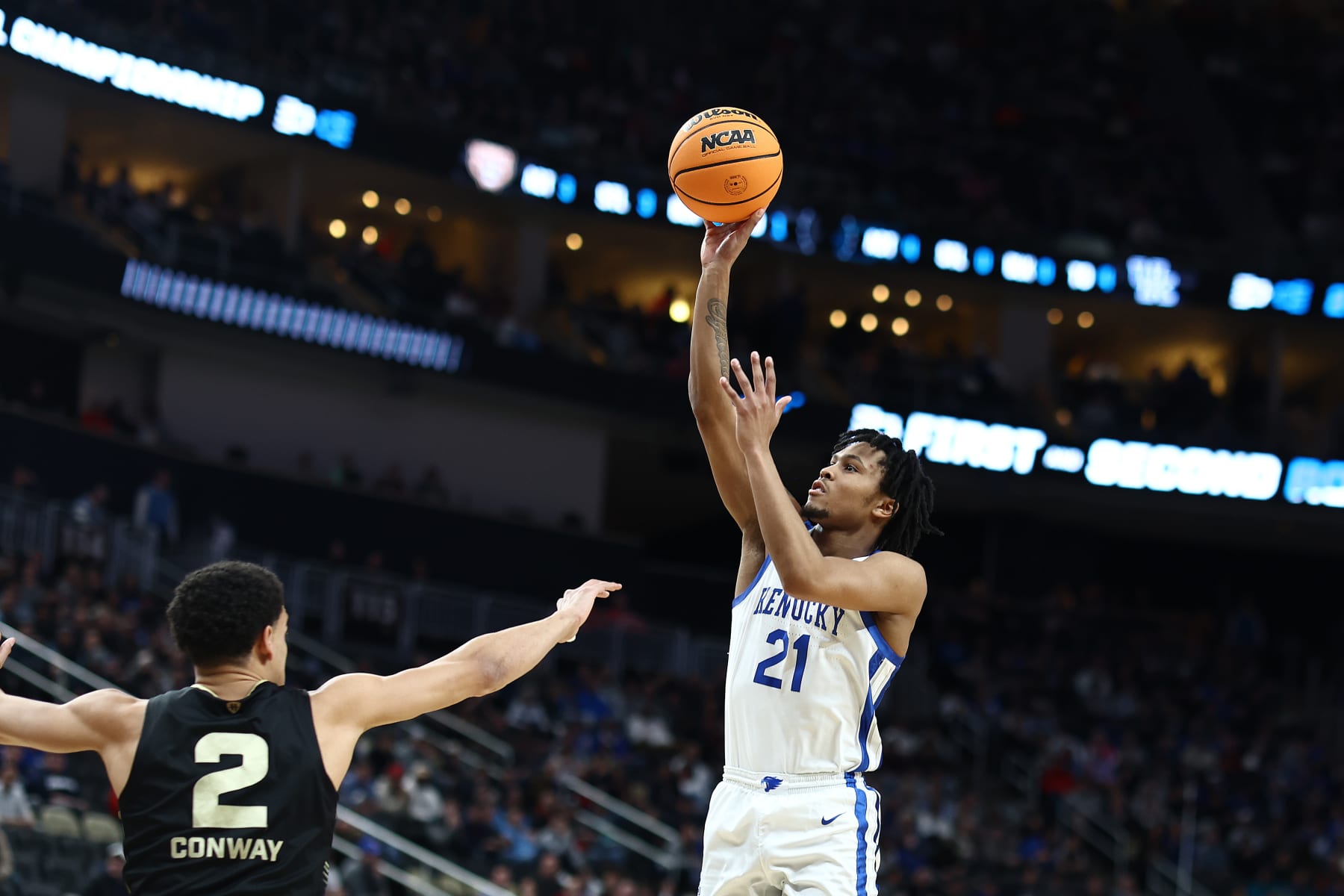 PITTSBURGH, PENNSYLVANIA - MARCH 21: D.J. Wagner #21 of the Kentucky Wildcats shoot against Chris Conway #2 of the Oakland Golden Grizzlies during the first half in the first round of the NCAA Men's Basketball Tournament at PPG PAINTS Arena on March 21, 2024 in Pittsburgh, Pennsylvania. (Photo by Tim Nwachukwu/Getty Images)