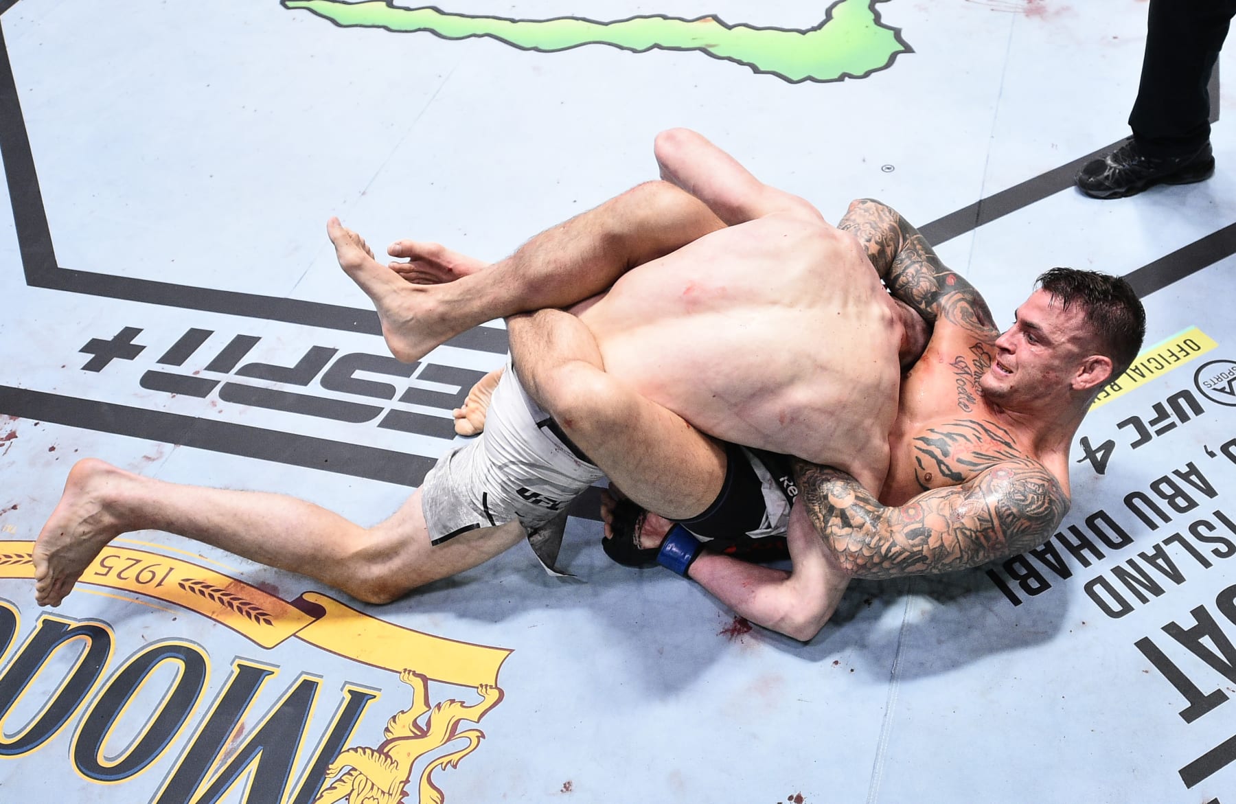Dustin Poirier attempts a guillotine choke against Dan Hooker