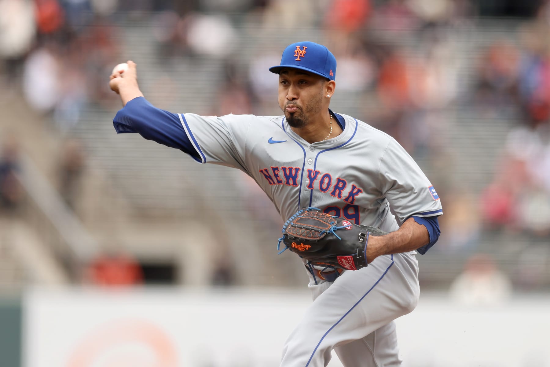 SAN FRANCISCO, CALIFORNIA - APRIL 24: Edwin Díaz #39 of the New York Mets pitches against the San Francisco Giants at Oracle Park on April 24, 2024 in San Francisco, California. (Photo by Ezra Shaw/Getty Images)