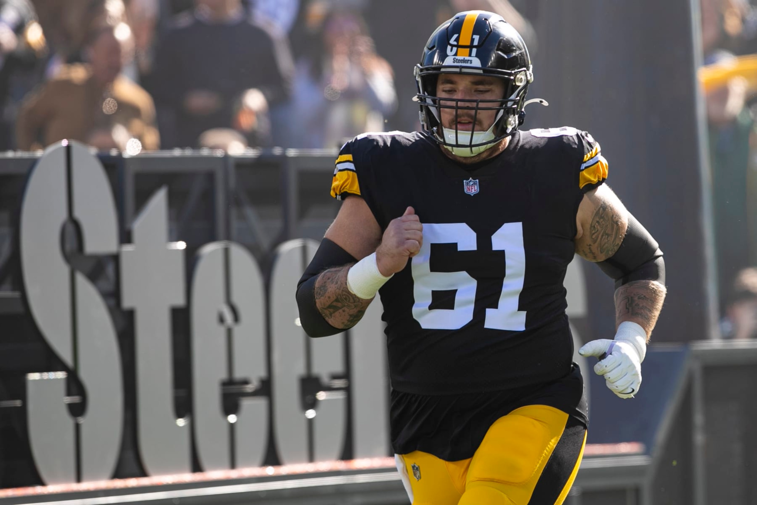 PITTSBURGH, PA - NOVEMBER 12: Pittsburgh Steelers center Mason Cole (61) looks on during the regular season NFL football game between the Green Bay Packers and Pittsburgh Steelers on November 12, 2023 at Acrisure Stadium in Pittsburgh, PA. (Photo by Mark Alberti/Icon Sportswire via Getty Images)