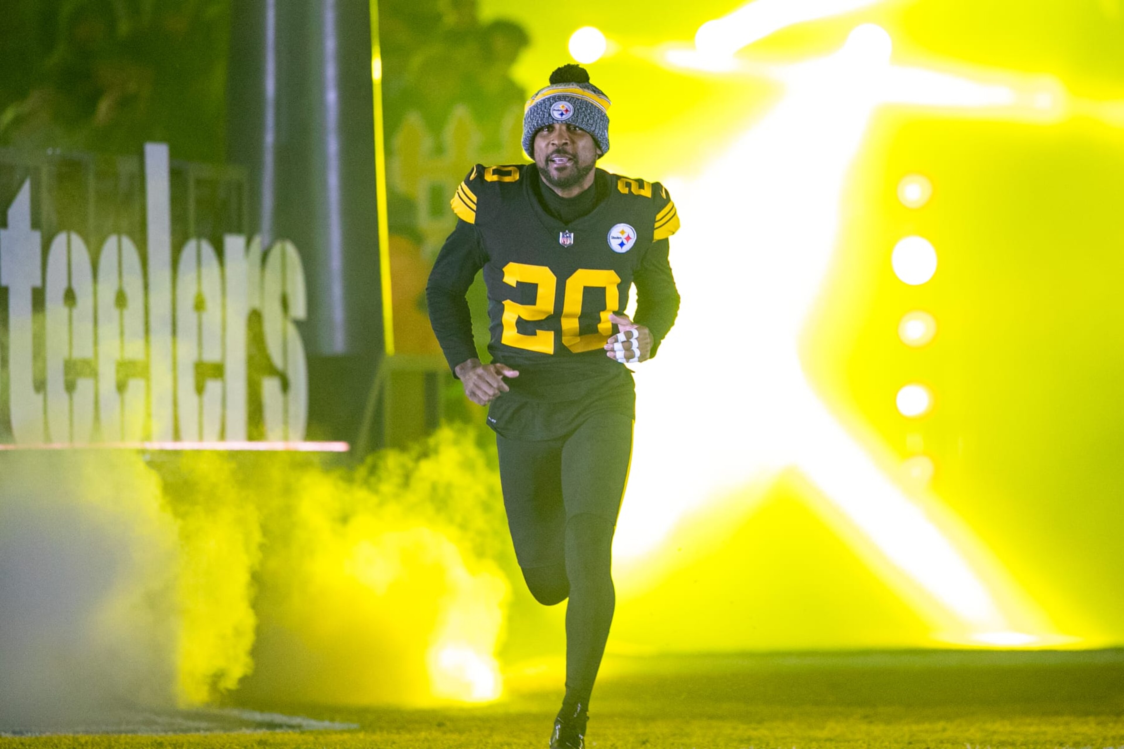 PITTSBURGH, PA - DECEMBER 07: Pittsburgh Steelers cornerback Patrick Peterson (20) runs onto the field during the regular season NFL football game between the New England Patriots and Pittsburgh Steelers on December 07, 2023 at Acrisure Stadium in Pittsburgh, PA. (Photo by Mark Alberti/Icon Sportswire via Getty Images)