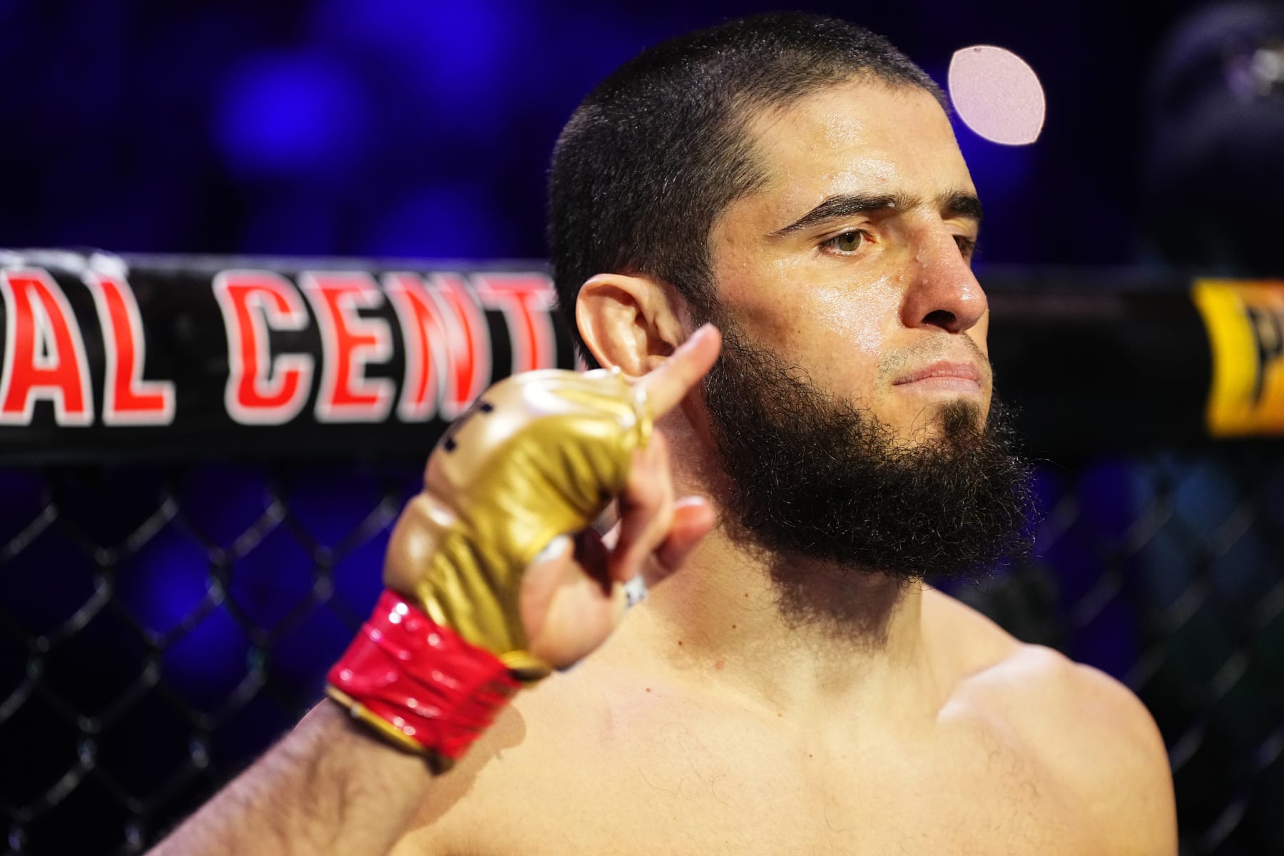 Islam Makhachev prepares to face Dustin Poirier