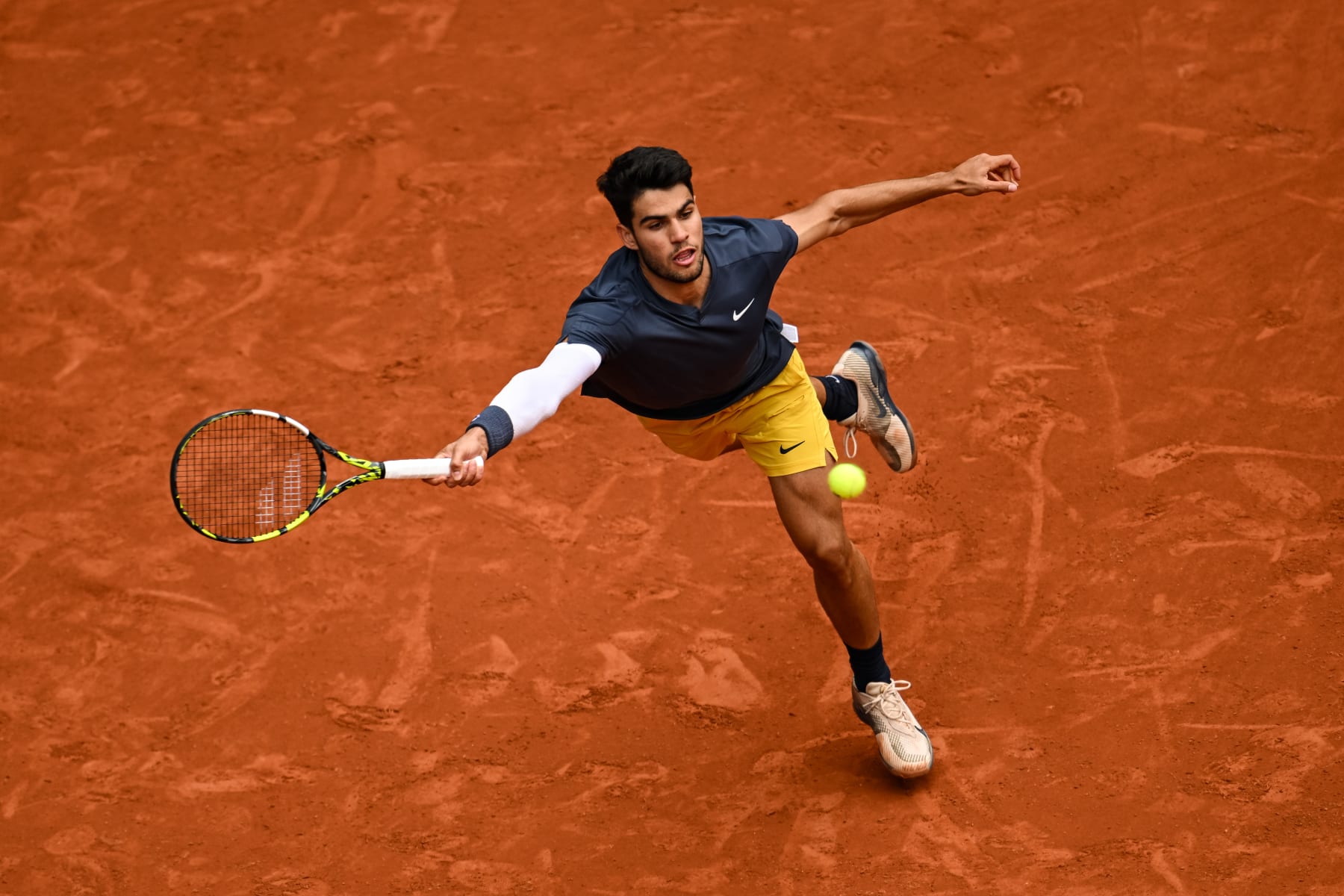 PARIS, FRANCE - JUNE 02: Carlos Alcaraz of Spain in action against Felix Auger-Aliassime of Canada in the Men's Singles fourth round match on Day Eight of the 2024 French Open at Roland Garros on June 02, 2024 in Paris, France. (Photo by Daniel Kopatsch/Getty Images)