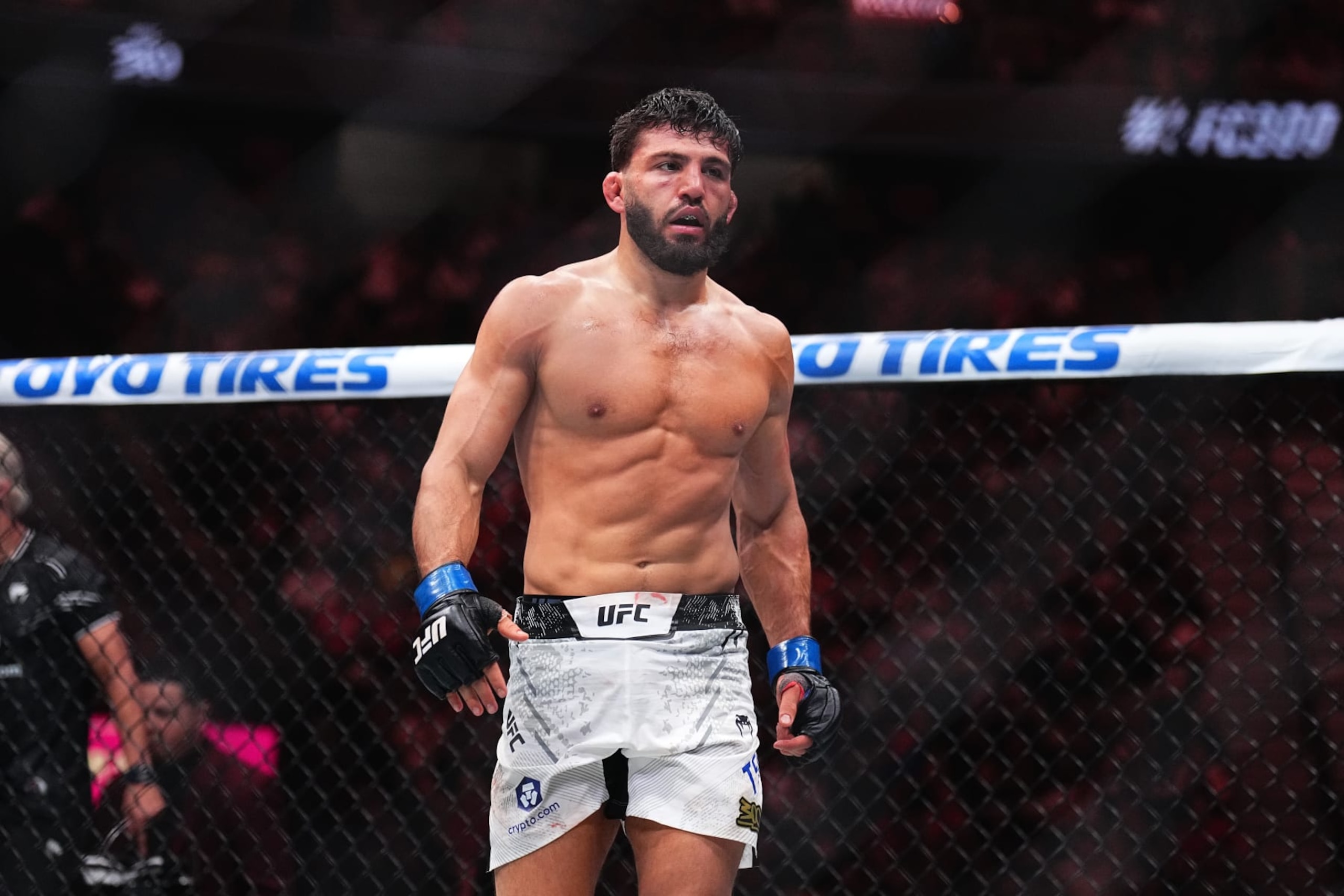 Arman Tsarukyan prepares to fight Charles Oliveira