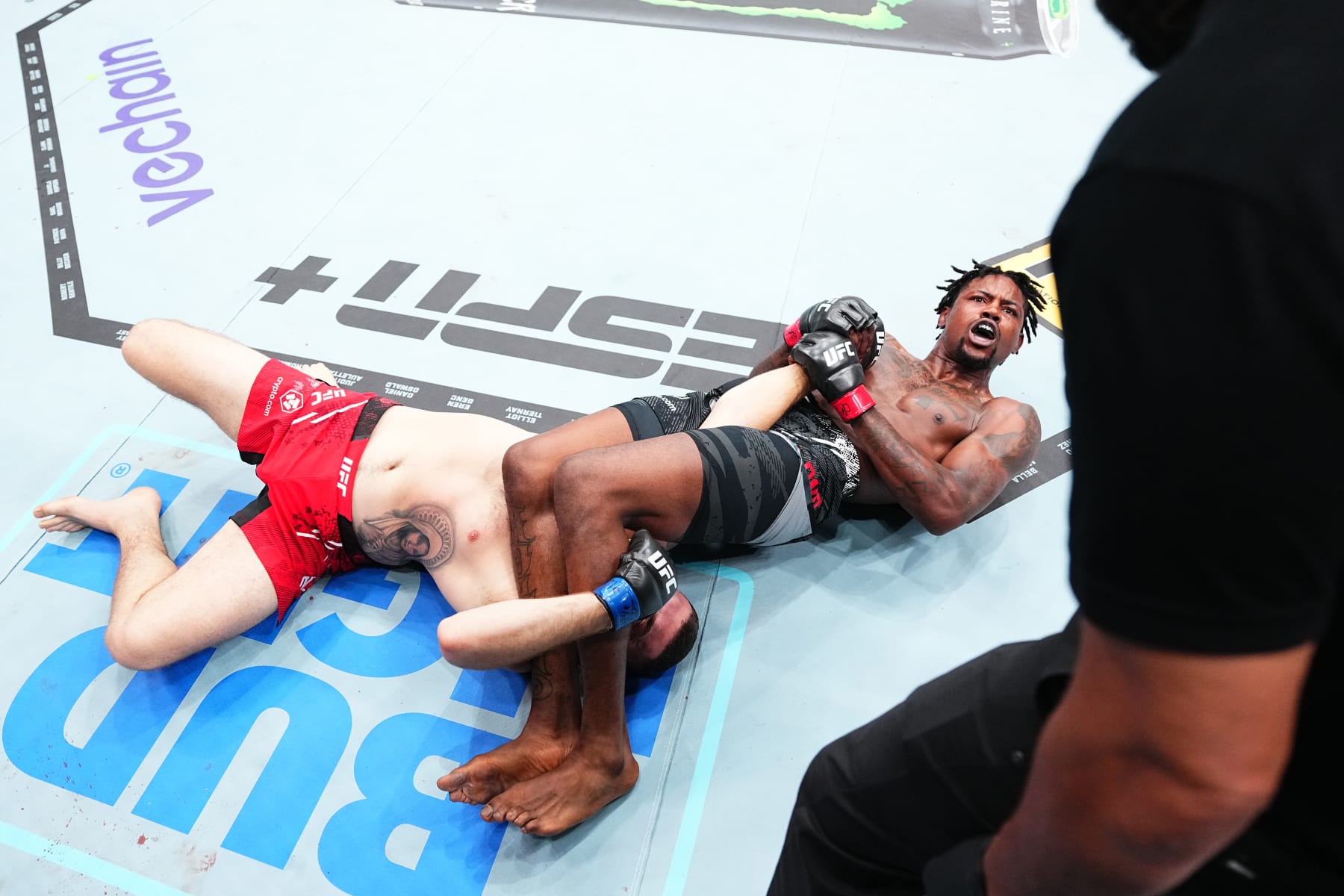 Kevin Holland secures an arm bar submission against Michal Oleksiejczuk