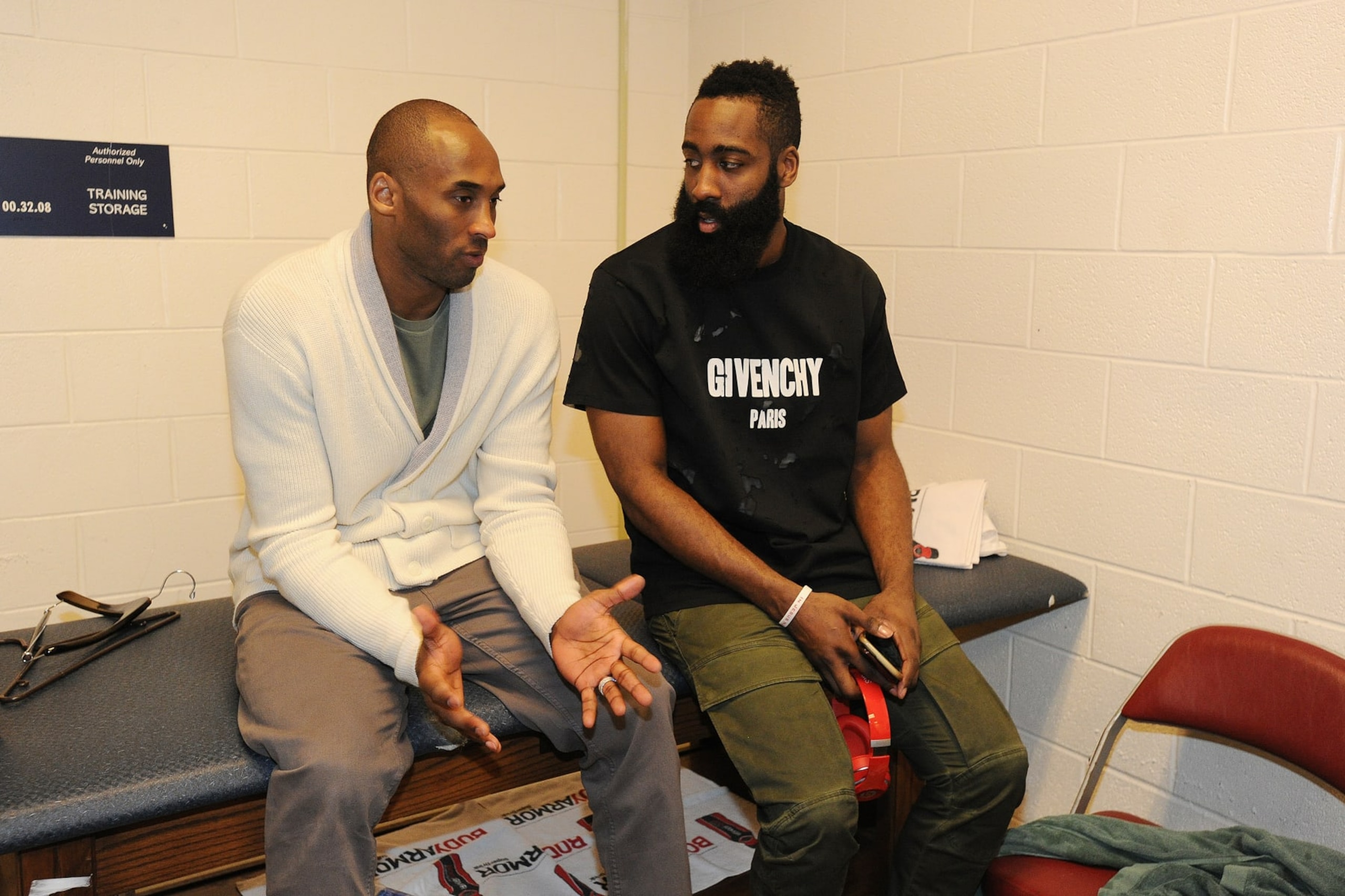 HOUSTON, TX - APRIL 10:  Kobe Bryant #24 of the Los Angeles Lakers talks with James Harden #13 of the Houston Rockets after the game on April 10, 2016 at the Toyota Center in Houston, Texas. NOTE TO USER: User expressly acknowledges and agrees that, by downloading and or using this photograph, User is consenting to the terms and conditions of the Getty Images License Agreement. Mandatory Copyright Notice: Copyright 2016 NBAE (Photo by Andrew D. Bernstein/NBAE via Getty Images)