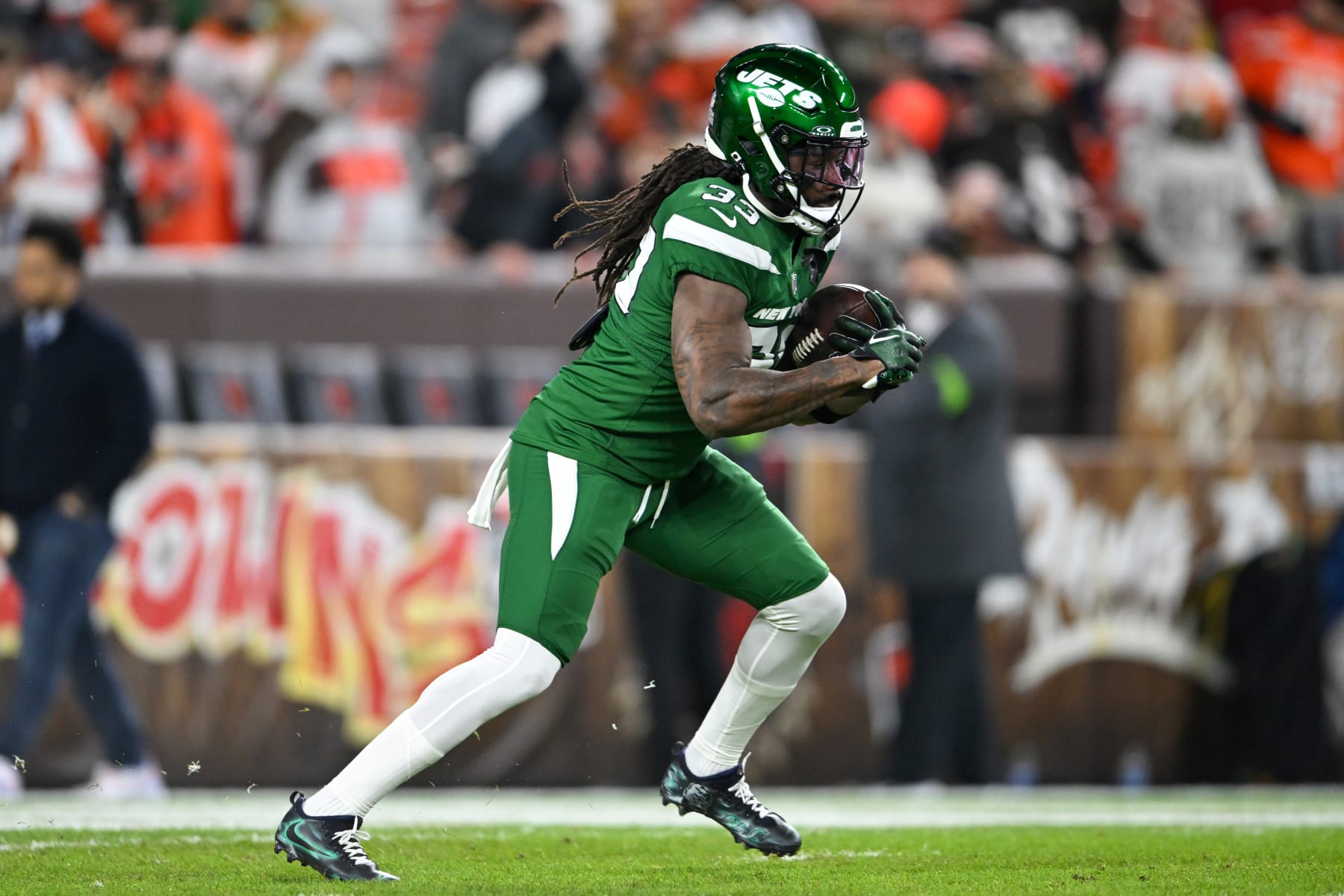 CLEVELAND, OHIO - DECEMBER 28: Dalvin Cook #33 of the New York Jets warms up prior to a game against the Cleveland Browns at Cleveland Browns Stadium on December 28, 2023 in Cleveland, Ohio. (Photo by Nick Cammett/Diamond Images via Getty Images)