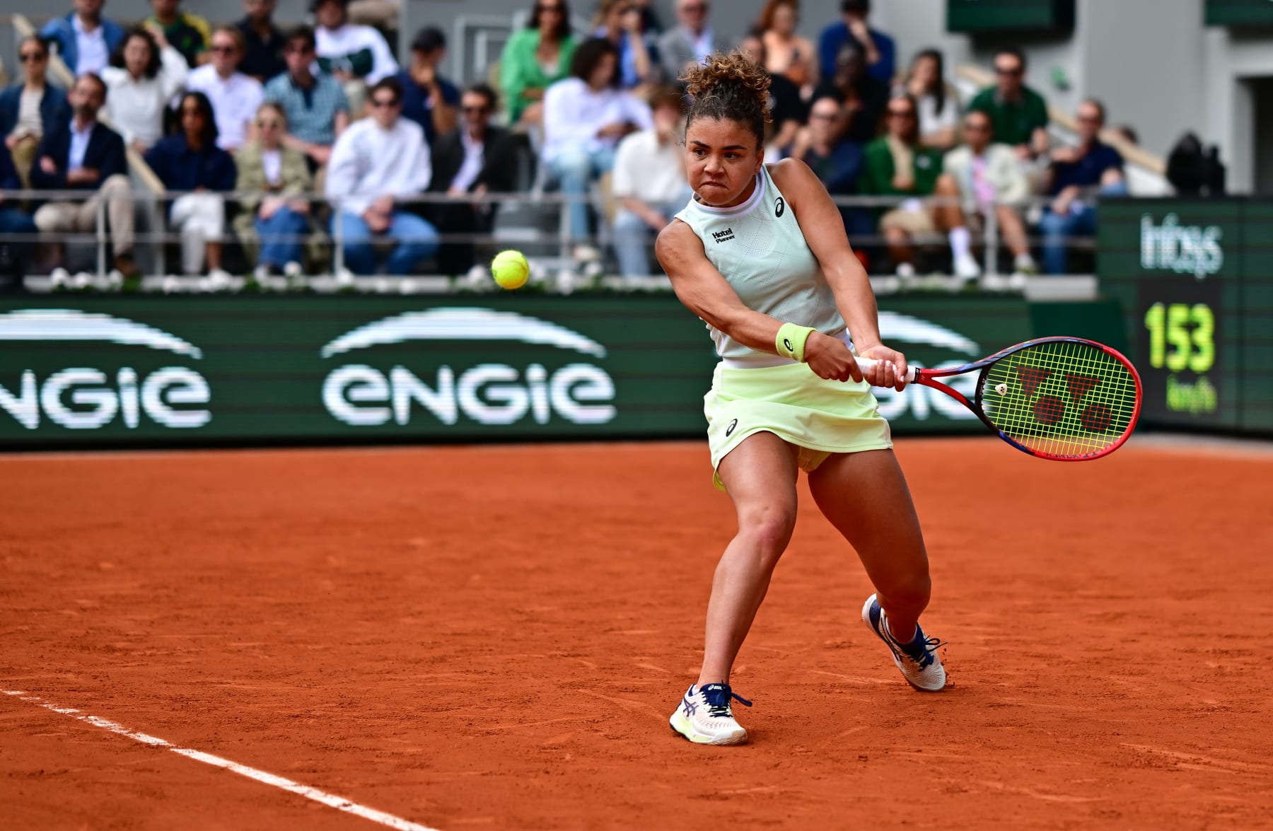 PARIS, FRANCE - JUNE 05: Jasmine Paolini of Italy plays a backhand against Elena Rybakina of Kazakhstan during the Women's Singles Quarter Final match on Day 11 at Roland Garros on June 05, 2024 in Paris, France. (Photo by Christian Liewig - Corbis/Getty Images)