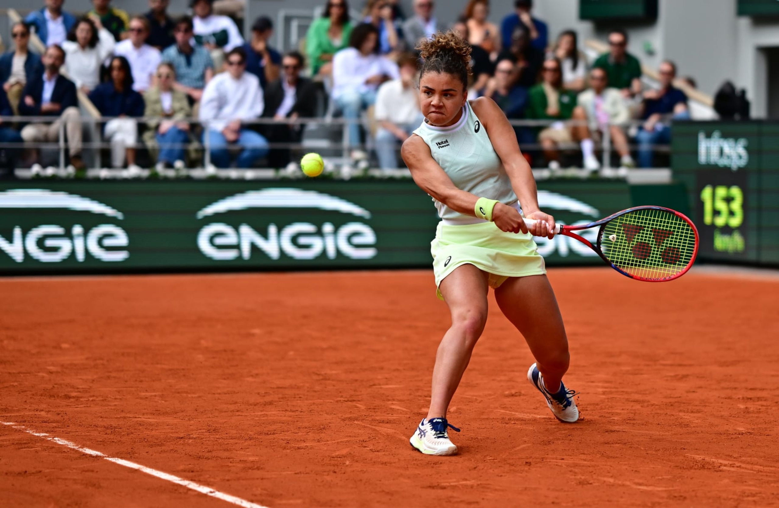 PARIS, FRANCE - JUNE 05: Jasmine Paolini of Italy plays a backhand against Elena Rybakina of Kazakhstan during the Women's Singles Quarter Final match on Day 11 at Roland Garros on June 05, 2024 in Paris, France. (Photo by Christian Liewig - Corbis/Getty Images)