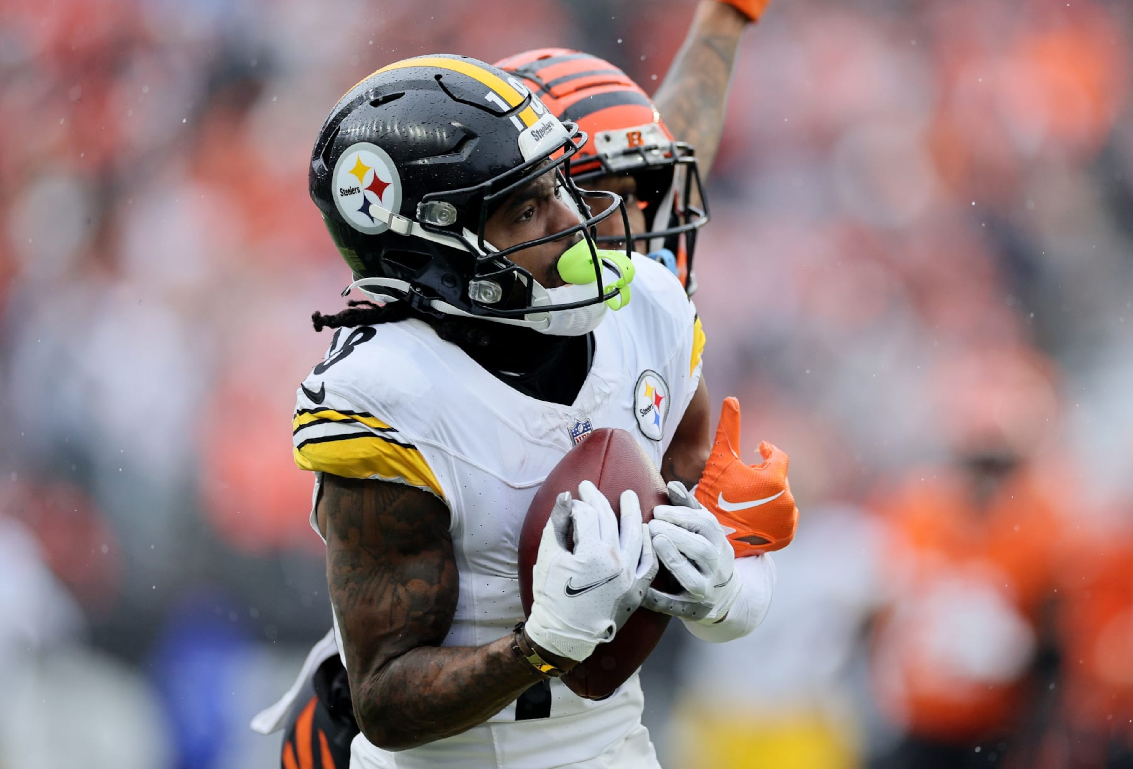CINCINNATI, OHIO - NOVEMBER 26: Diontae Johnson #18 of the Pittsburgh Steelers catches a pass during the game against the Cincinnati Bengals at Paycor Stadium on November 26, 2023 in Cincinnati, Ohio. (Photo by Andy Lyons/Getty Images) CINCINNATI, OHIO - NOVEMBER 26: Diontae Johnson #18 of the Pittsburgh Steelers catches a pass during the game against the Cincinnati Bengals at Paycor Stadium on November 26, 2023 in Cincinnati, Ohio. (Photo by Andy Lyons/Getty Images)