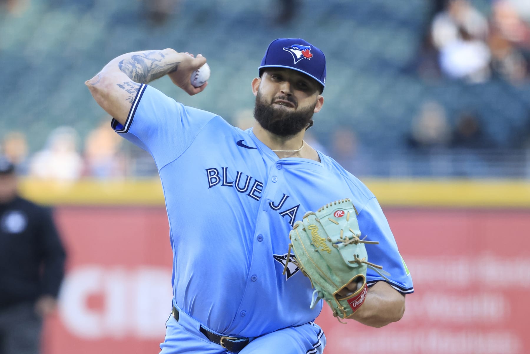 CHICAGO, ILLINOIS - MAY 29: Alek Manoah #6 of the Toronto Blue Jays throws a pitch against the Chicago White Sox at Guaranteed Rate Field on May 29, 2024 in Chicago, Illinois. (Photo by Justin Casterline/Getty Images)
