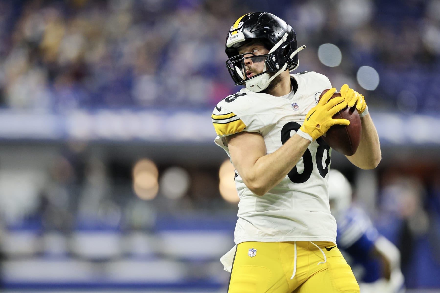 INDIANAPOLIS, INDIANA - DECEMBER 16: Pat Freiermuth #88 of the Pittsburgh Steelers catches a pass during the fourth quarter against the Indianapolis Colts at Lucas Oil Stadium on December 16, 2023 in Indianapolis, Indiana. (Photo by Andy Lyons/Getty Images)