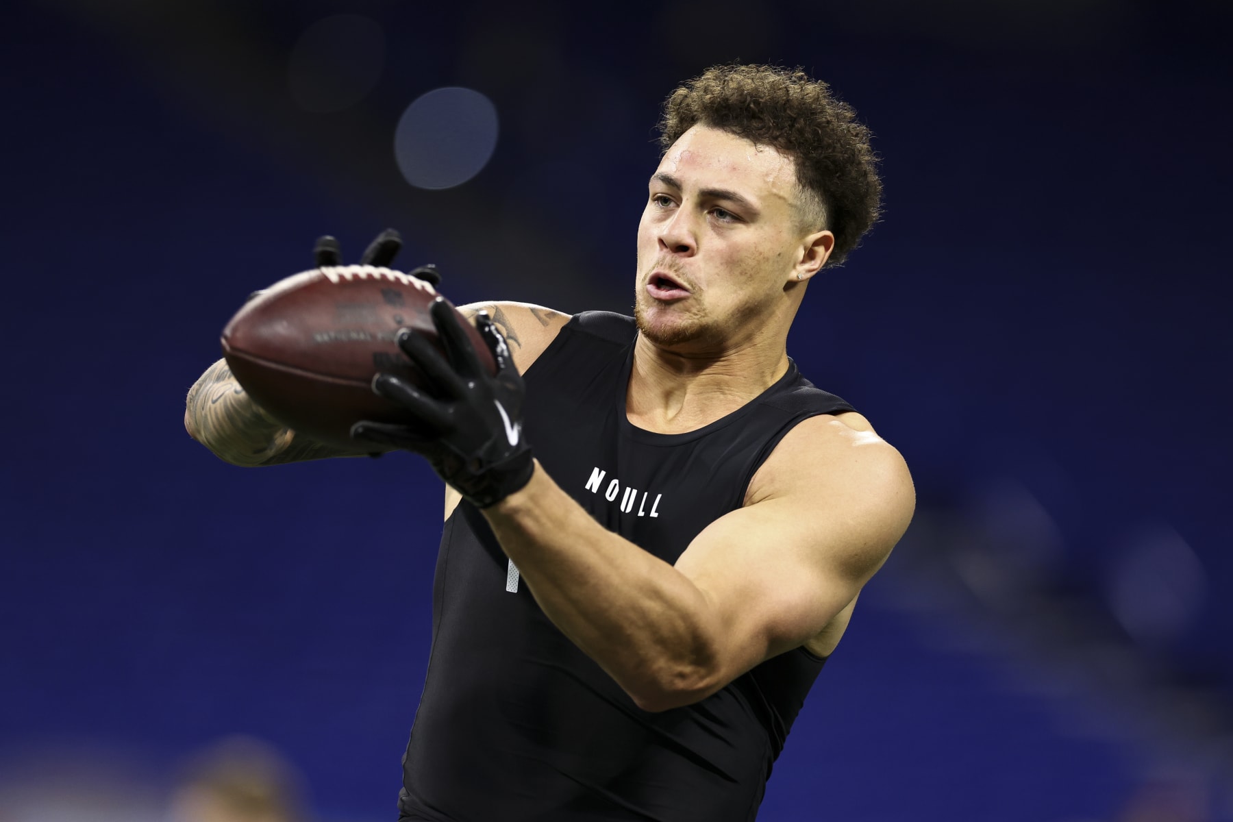 INDIANAPOLIS, INDIANA - MARCH 1: Theo Johnson #TE07 of Penn State participates in a drill during the NFL Combine at the Lucas Oil Stadium on March 1, 2024 in Indianapolis, Indiana. (Photo by Kevin Sabitus/Getty Images)