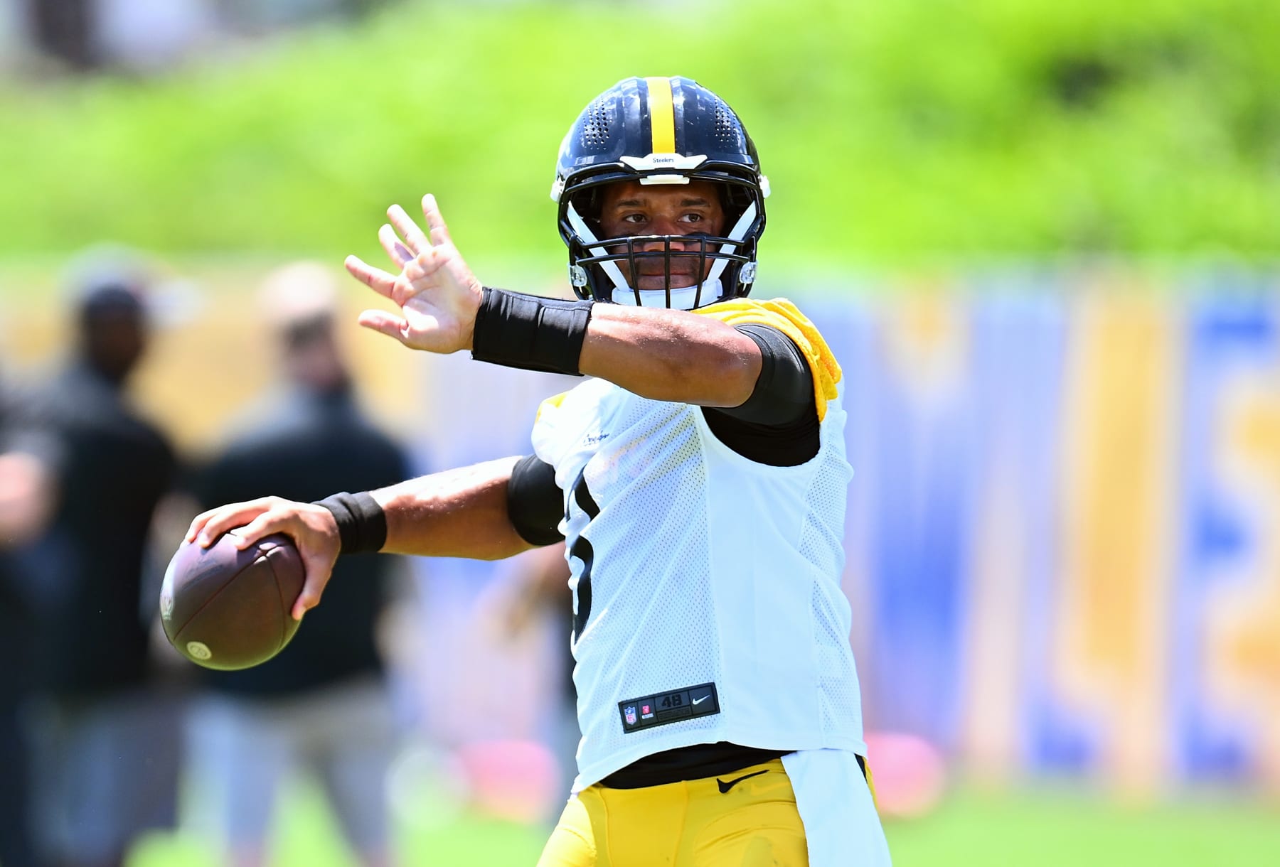 PITTSBURGH, PENNSYLVANIA - JUNE 6: Russell Wilson #3 of the Pittsburgh Steelers throws a pass during the Pittsburgh Steelers OTA offseason workout at UPMC Rooney Sports Complex on June 6 2024 in Pittsburgh, Pennsylvania. (Photo by Joe Sargent/Getty Images)