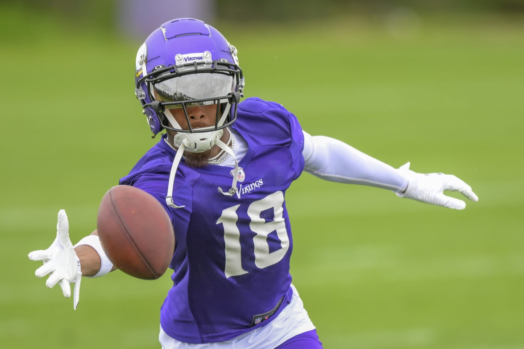 EAGAN, MN - JUNE 05: Minnesota Vikings wide receiver Justin Jefferson (18) makes a one-handed catch during Minnesota Vikings Minicamp on June 5, 2024, at TCO Performance Center in Eagan, MN.(Photo by Nick Wosika/Icon Sportswire via Getty Images)