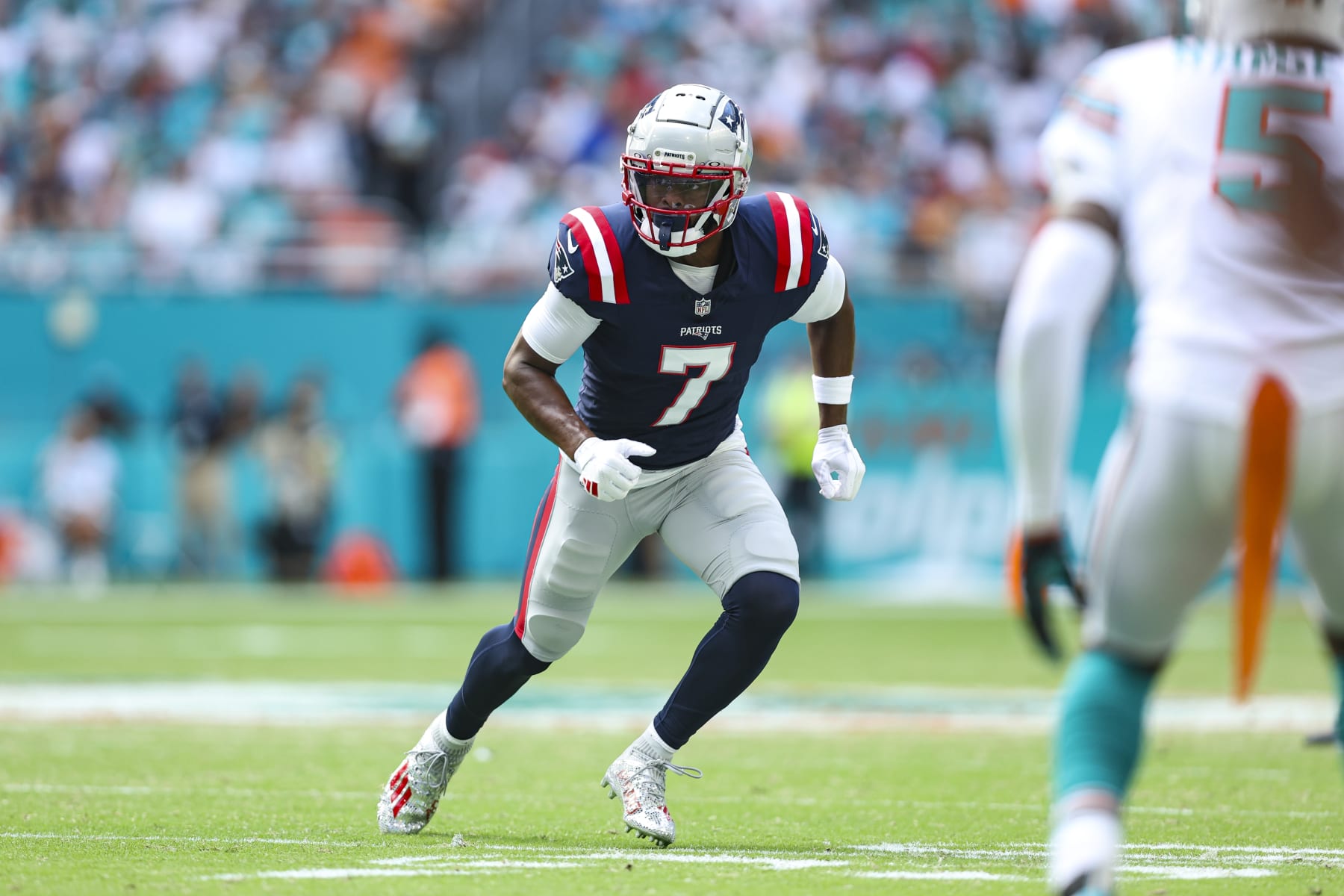 MIAMI GARDENS, FL - OCTOBER 29: JuJu Smith-Schuster #7 of the New England Patriots runs the ball during an NFL football game against the Miami Dolphins at Hard Rock Stadium on October 29, 2023 in Miami Gardens, Florida. (Photo by Perry Knotts/Getty Images)