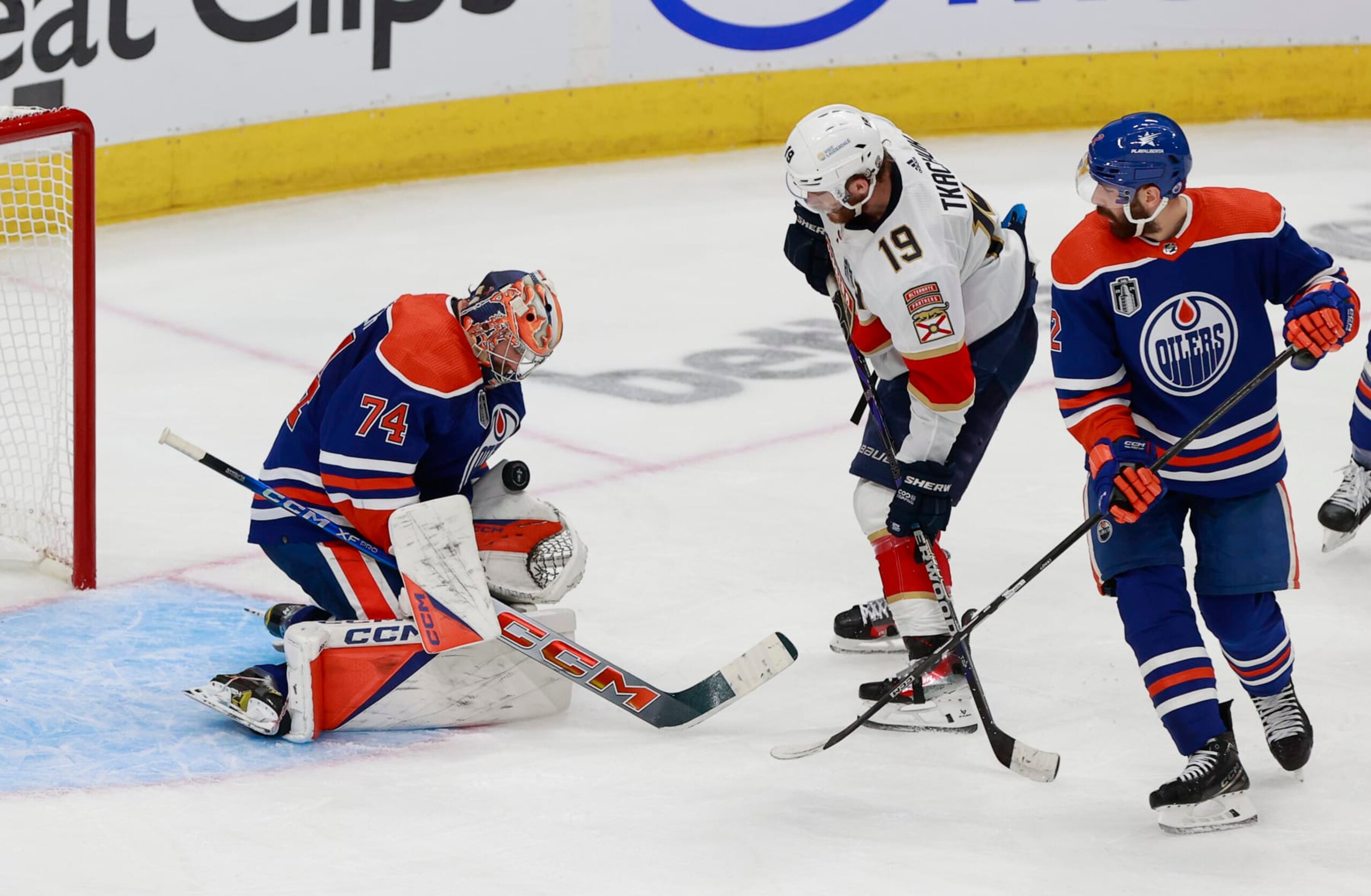 EDMONTON, ALBERTA - JUNE 21: Stuart Skinner #74 of the Edmonton Oilers make a save on Matthew Tkachuk #19 of the Florida Panthers during the third period of Game Six of the 2024 Stanley Cup Final at Rogers Place on June 21, 2024 in Edmonton, Alberta.  (Photo by Jeff Vinnick/Getty Images)