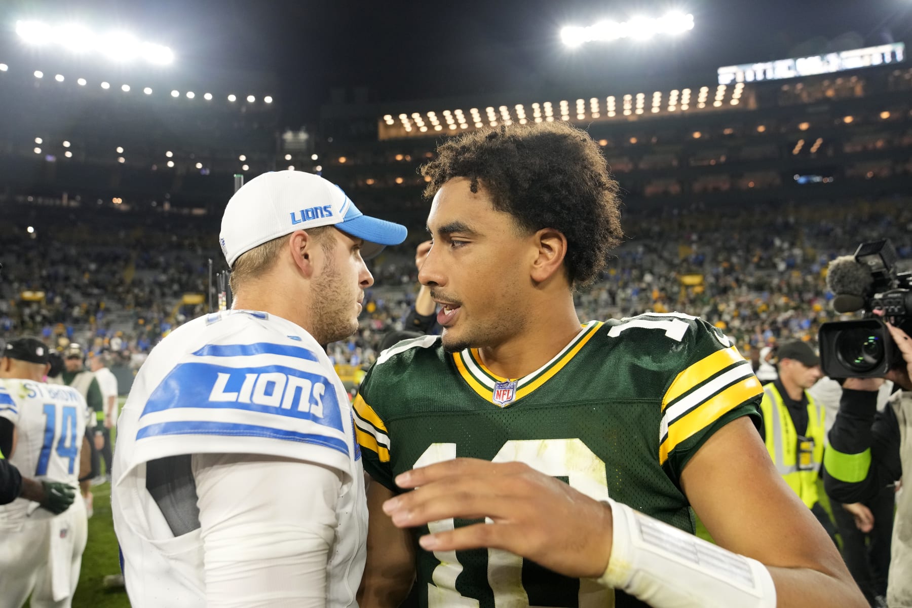 Lions QB Jared Goff (left) and Packers QB Jordan Love (right)