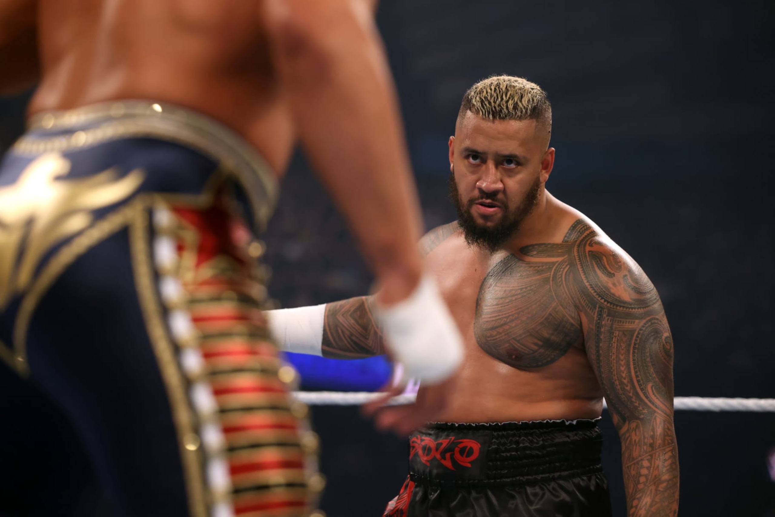 ROSEMONT, ILLINOIS - JUNE 21: Solo Sikoa faces off with WWE Undisputed Champion Cody Rhodes during WWE SmackDown at Allstate Arena on June 21, 2024 in Rosemont, Illinois.  (Photo by WWE/Getty Images)