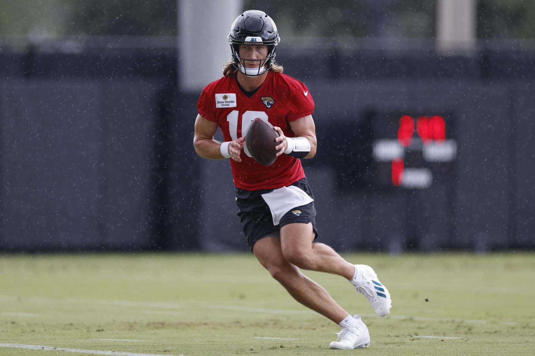 JACKSONVILLE, FL - MAY 20: Jacksonville Jaguars quarterback Trevor Lawrence (16) during the Jacksonville Jaguars OTA on May 20, 2024 at the Miller Electric Center in Jacksonville, Fl.(Photo by David Rosenblum/Icon Sportswire via Getty Images)