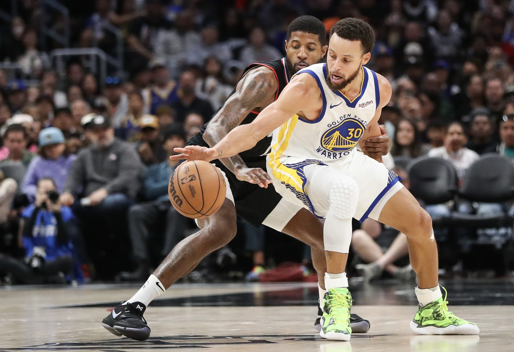 LOS ANGELES, CALIFORNIA - DECEMBER 02: Stephen Curry #30 of the Golden State Warriors handles the ball defended by Paul George #13 of the LA Clippers in the fourth quarter at Crypto.com Arena on December 02, 2023 in Los Angeles, California. NOTE TO USER: User expressly acknowledges and agrees that, by downloading and or using this photograph, User is consenting to the terms and conditions of the Getty Images License Agreement. (Photo by Meg Oliphant/Getty Images)
