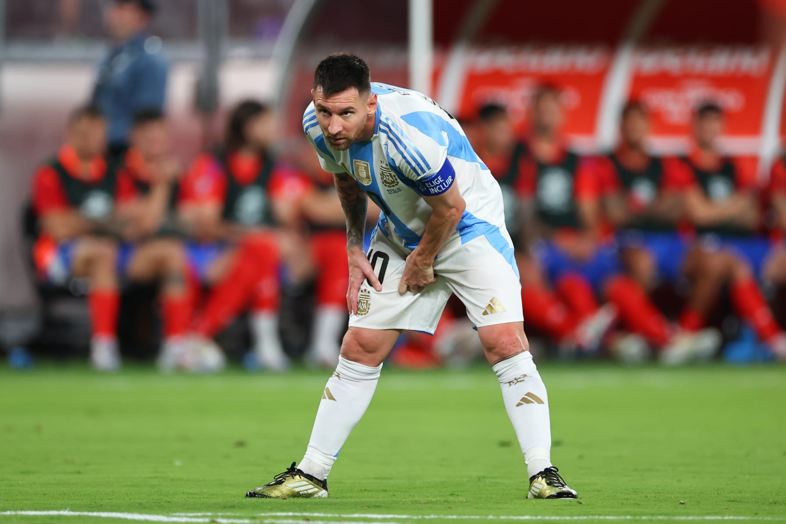 EAST RUTHERFORD, NJ - JUNE 25: Lionel Messi #10 of Argentina rubs his hamstring during the first half of the CONMEBOL Copa America Group stage game against Chile on June 25, 2024 at MetLife Stadium in East Rutherford, New Jersey. (Photo by Rich Graessle/Icon Sportswire via Getty Images) EAST RUTHERFORD, NJ - JUNE 25: Lionel Messi #10 of Argentina rubs his hamstring during the first half of the CONMEBOL Copa America Group stage game against Chile on June 25, 2024 at MetLife Stadium in East Rutherford, New Jersey. (Photo by Rich Graessle/Icon Sportswire via Getty Images)