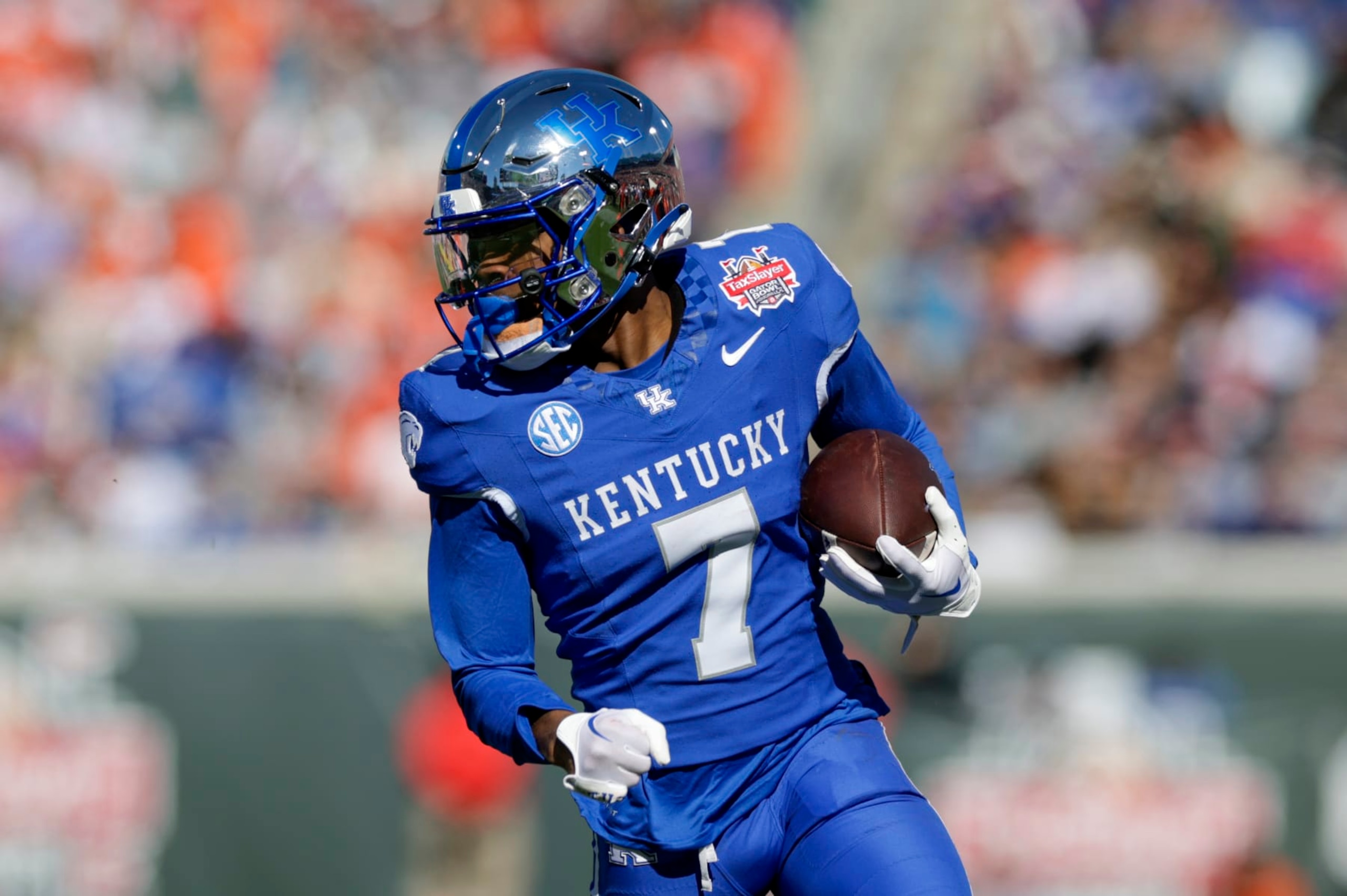 JACKSONVILLE, FL - DECEMBER 29: Kentucky Wildcats wide receiver Barion Brown (7) runs with the ball for a touchdown during the game between the Clemson Tigers and the Kentucky Wildcats on December 29, 2023 at EverBank Stadium in Jacksonville, Fl. (Photo by David Rosenblum/Icon Sportswire via Getty Images) JACKSONVILLE, FL - DECEMBER 29: Kentucky Wildcats wide receiver Barion Brown (7) runs with the ball for a touchdown during the game between the Clemson Tigers and the Kentucky Wildcats on December 29, 2023 at EverBank Stadium in Jacksonville, Fl. (Photo by David Rosenblum/Icon Sportswire via Getty Images)