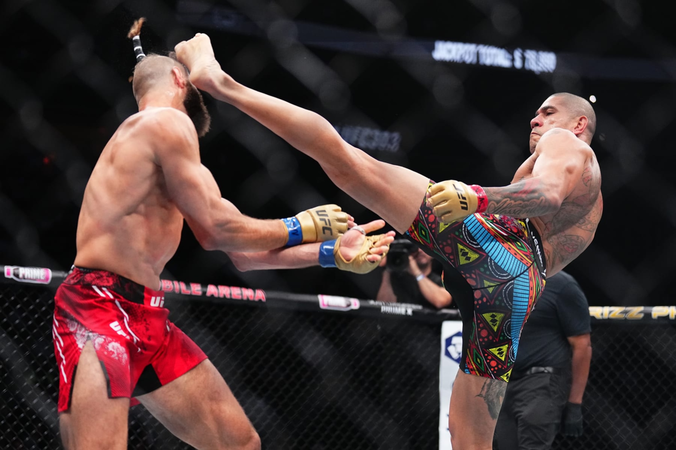 Alex Pereira kicks Jiri Prochazka. Alex Pereira kicks Jiri Prochazka.