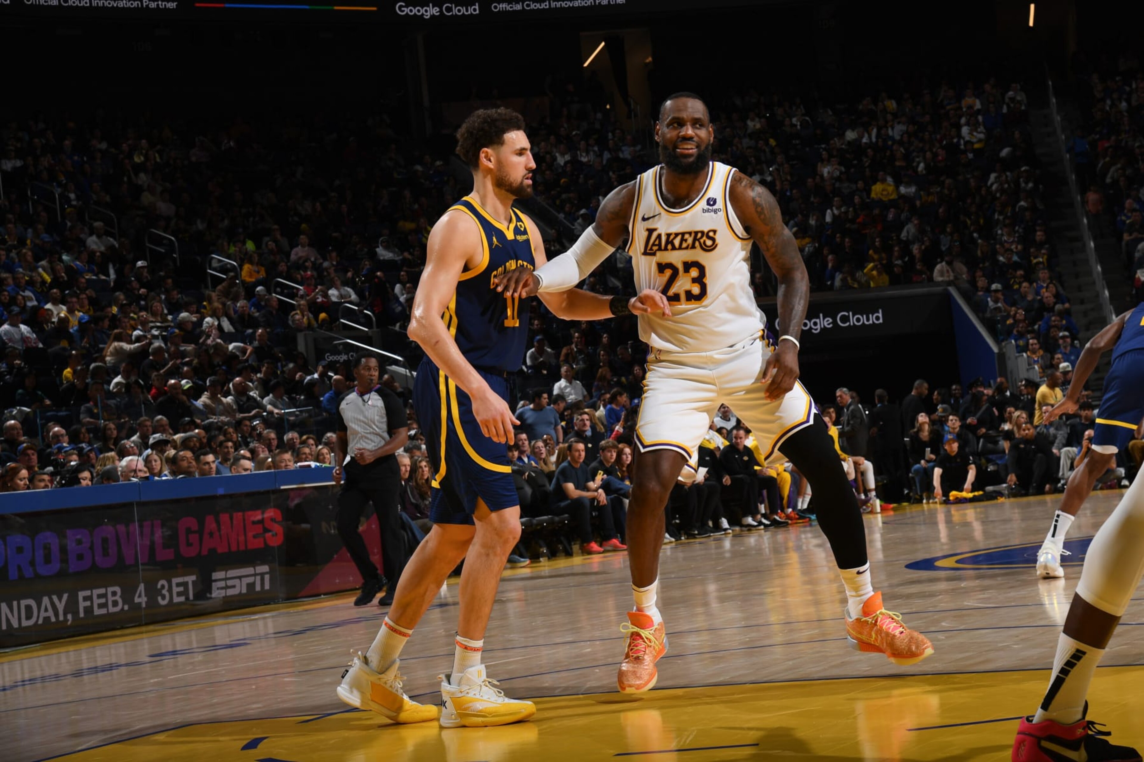 SAN FRANCISCO, CA - JANUARY 27: LeBron James #23 of the Los Angeles Lakers and Klay Thompson #11 of the Golden State Warriors play defense during the game on January 27, 2024 at Chase Center in San Francisco, California. NOTE TO USER: User expressly acknowledges and agrees that, by downloading and or using this photograph, user is consenting to the terms and conditions of Getty Images License Agreement. Mandatory Copyright Notice: Copyright 2024 NBAE (Photo by Noah Graham/NBAE via Getty Images)