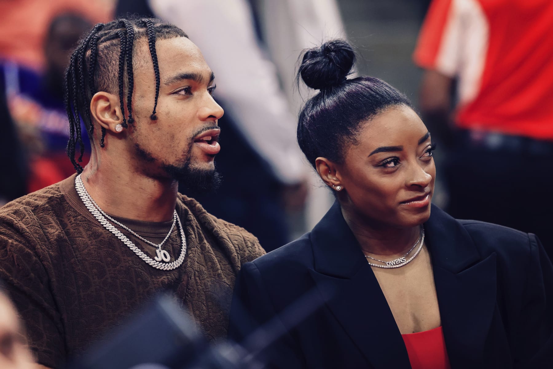 HOUSTON, TEXAS - JANUARY 29: Simone Biles and Jonathan Owens attend a game between the Houston Rockets and the Los Angeles Lakers at Toyota Center on January 29, 2024 in Houston, Texas. NOTE TO USER: User expressly acknowledges and agrees that, by downloading and or using this photograph, User is consenting to the terms and conditions of the Getty Images License Agreement.  (Photo by Carmen Mandato/Getty Images)