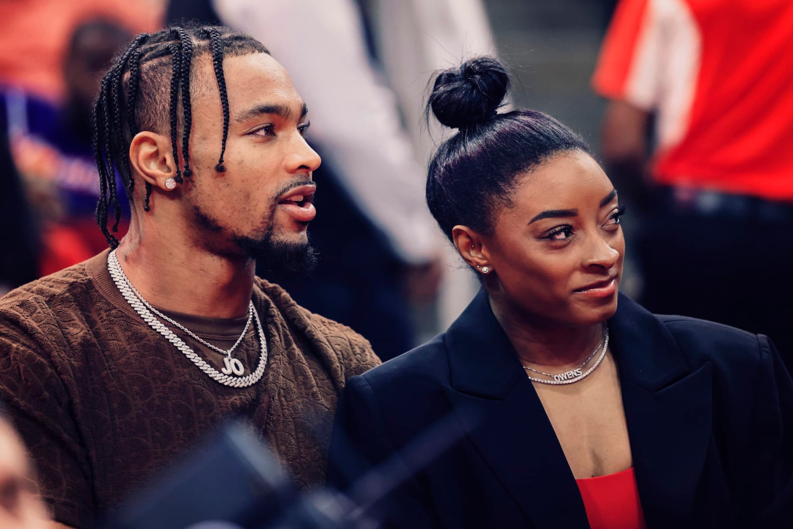 HOUSTON, TEXAS - JANUARY 29: Simone Biles and Jonathan Owens attend a game between the Houston Rockets and the Los Angeles Lakers at Toyota Center on January 29, 2024 in Houston, Texas. NOTE TO USER: User expressly acknowledges and agrees that, by downloading and or using this photograph, User is consenting to the terms and conditions of the Getty Images License Agreement.  (Photo by Carmen Mandato/Getty Images)