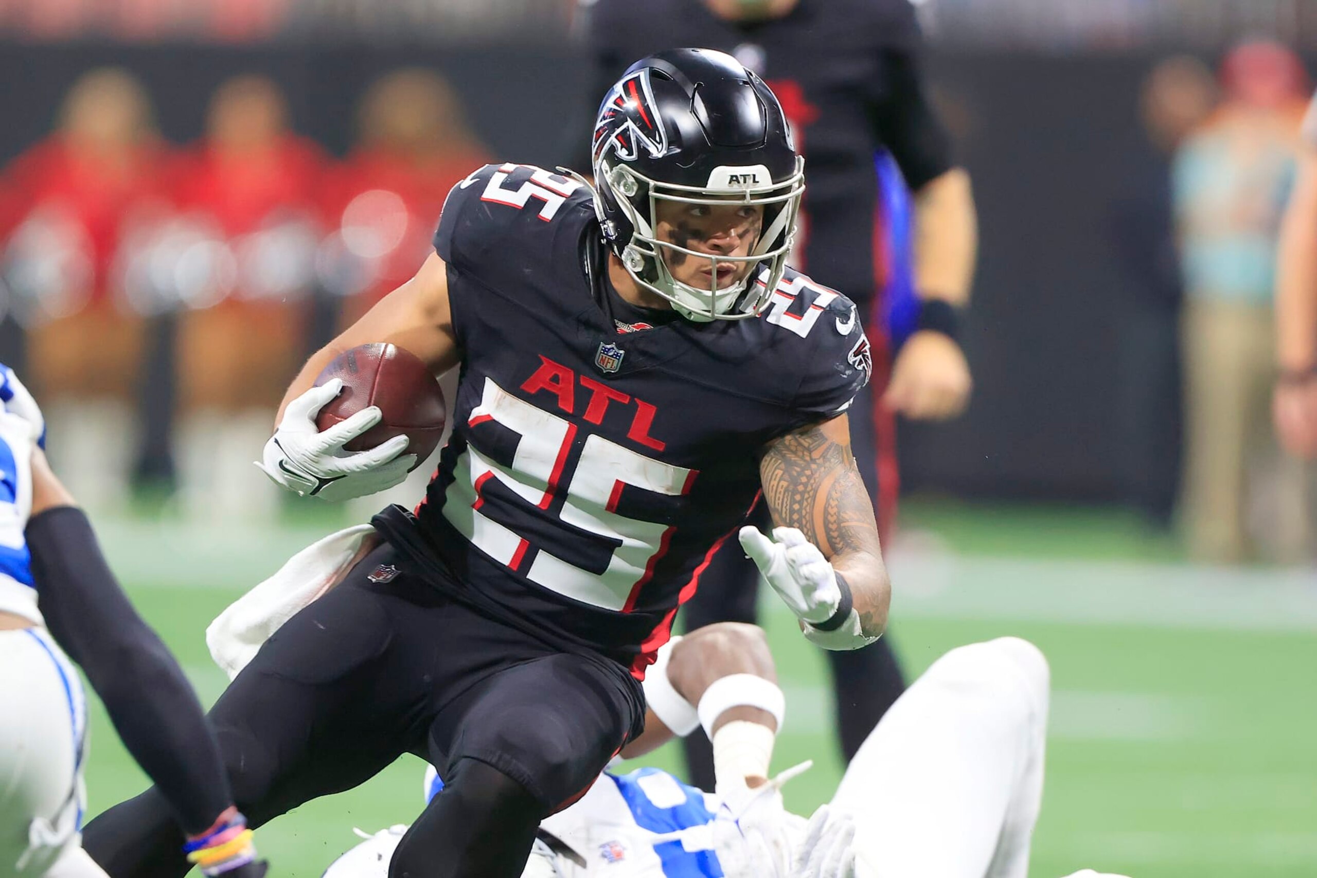 ATLANTA, GA - DECEMBER 24:  Atlanta Falcons running back Tyler Allgeier (25) carries the football during the Christmas Eve NFL football game between the Atlanta Falcons and the Indianapolis Colts on December 24, 2023 at the Mercedes-Benz Stadium in Atlanta, Georgia.  (Photo by David J. Griffin/Icon Sportswire via Getty Images)