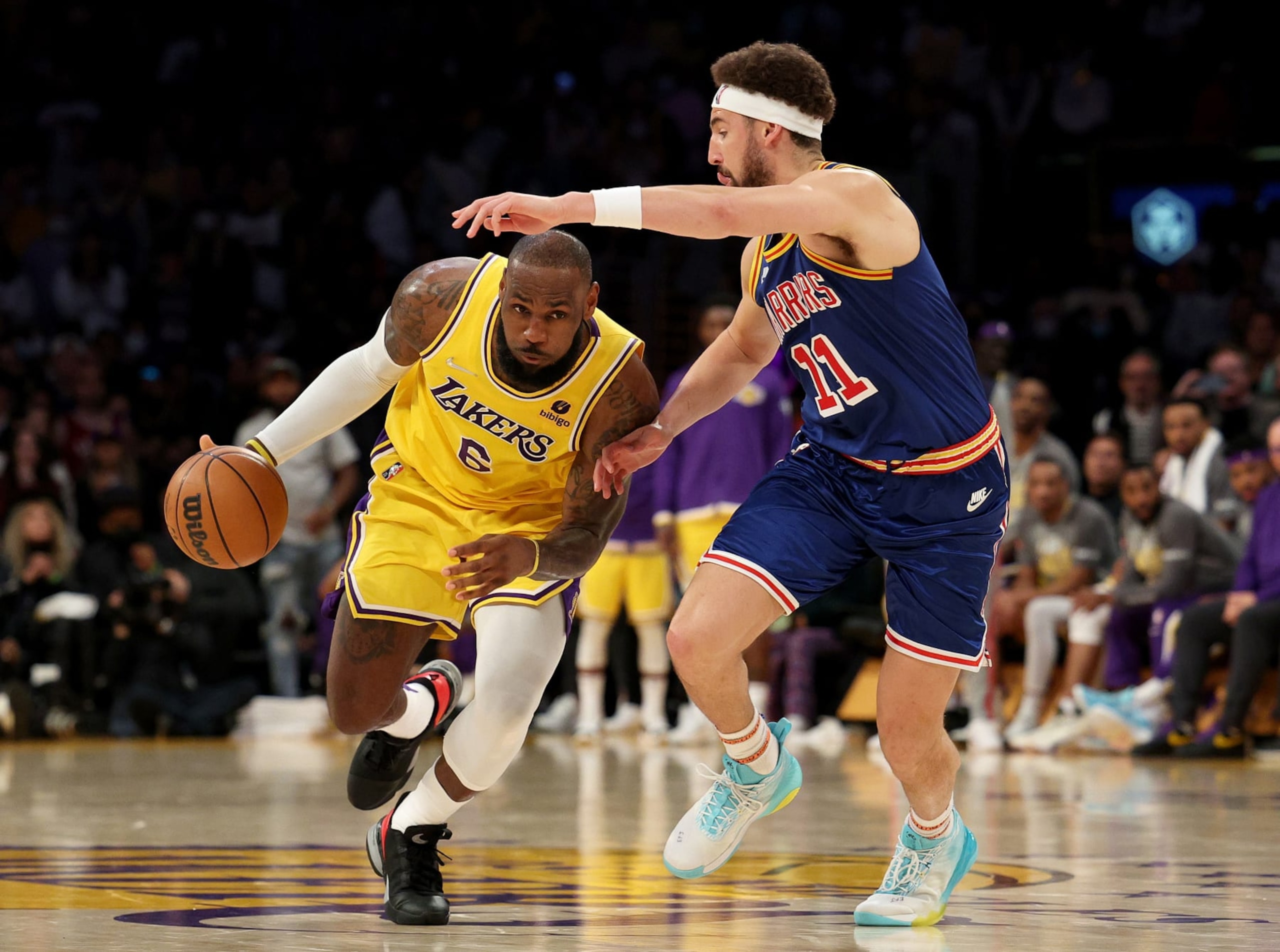LOS ANGELES, CALIFORNIA - MARCH 05: LeBron James #6 of the Los Angeles Lakers drives to the basket on Klay Thompson #11 of the Golden State Warriors during a 124-116 Los Angeles Lakers win at Crypto.com Arena on March 05, 2022 in Los Angeles, California. NOTE TO USER: User expressly acknowledges and agrees that, by downloading and/or using this Photograph, user is consenting to the terms and conditions of the Getty Images License Agreement. Mandatory Copyright Notice: Copyright 2022 NBAE (Photo by Harry How/Getty Images)