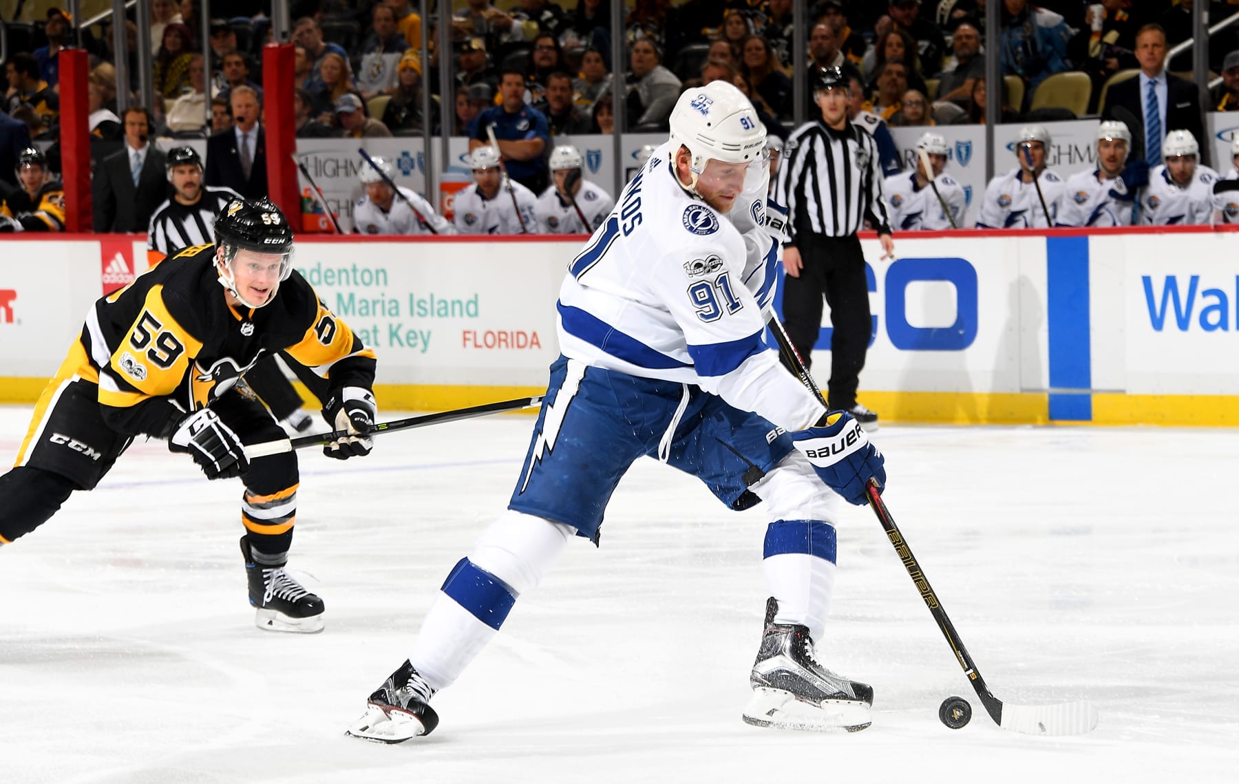 PITTSBURGH, PA - NOVEMBER 25: Steven Stamkos #91 of the Tampa Bay Lightning handles the puck against Jake Guentzel #59 of the Pittsburgh Penguins at PPG Paints Arena on November 25, 2017 in Pittsburgh, Pennsylvania. (Photo by Joe Sargent/NHLI via Getty Images)