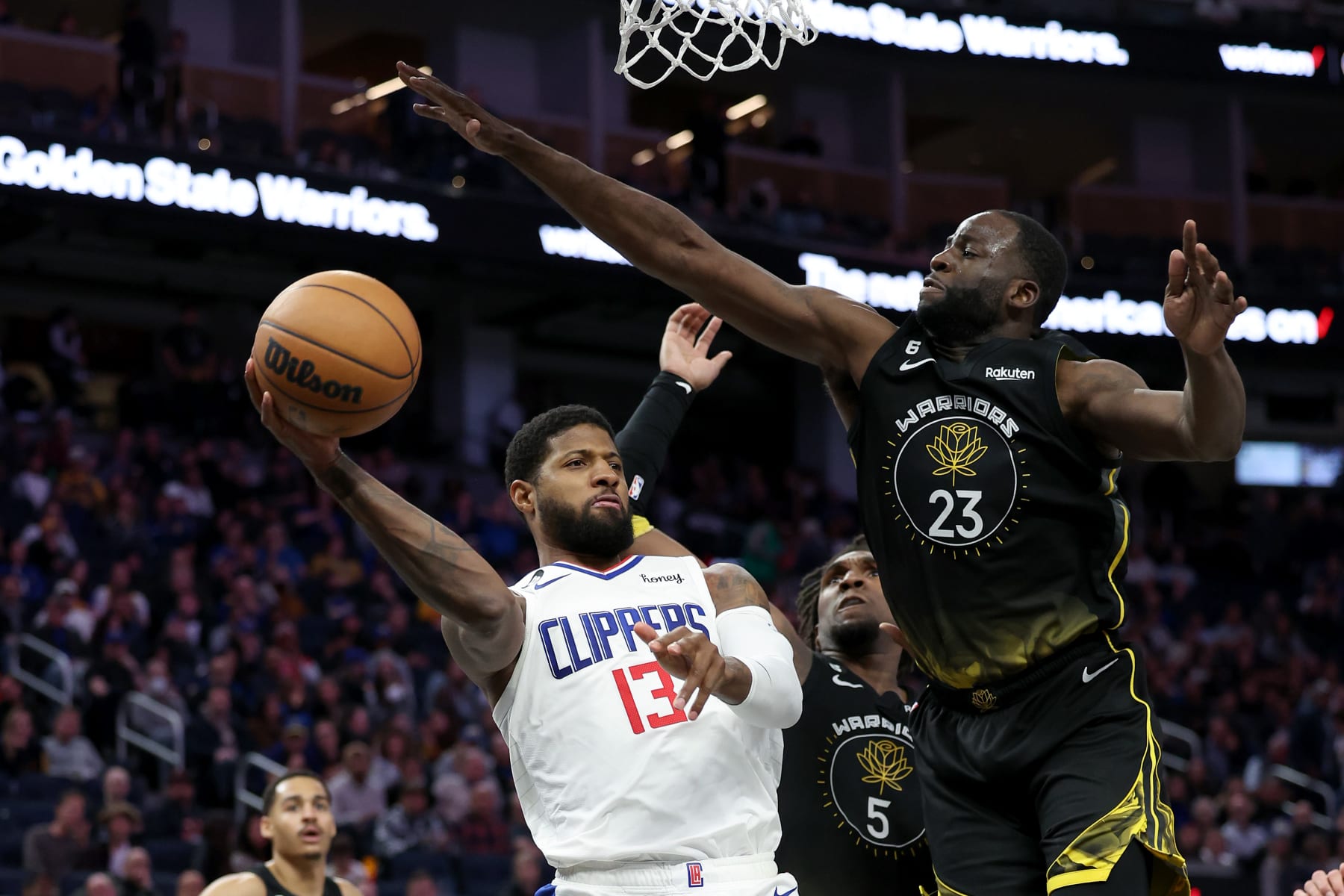 SAN FRANCISCO, CALIFORNIA - MARCH 02: Paul George #13 of the LA Clippers passes around Draymond Green #23 of the Golden State Warriors at Chase Center on March 02, 2023 in San Francisco, California. NOTE TO USER: User expressly acknowledges and agrees that, by downloading and or using this photograph, User is consenting to the terms and conditions of the Getty Images License Agreement.   (Photo by Ezra Shaw/Getty Images)