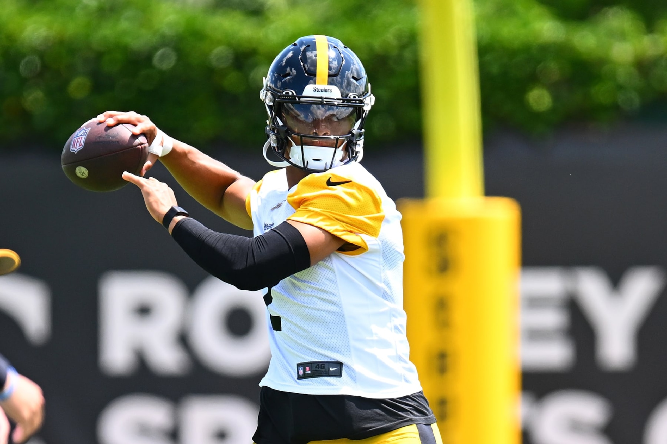 PITTSBURGH, PENNSYLVANIA - JUNE 6: Justin Fields #2 of the Pittsburgh Steelers throws a pass during the Pittsburgh Steelers OTA offseason workout at UPMC Rooney Sports Complex on June 6 2024 in Pittsburgh, Pennsylvania. (Photo by Joe Sargent/Getty Images) PITTSBURGH, PENNSYLVANIA - JUNE 6: Justin Fields #2 of the Pittsburgh Steelers throws a pass during the Pittsburgh Steelers OTA offseason workout at UPMC Rooney Sports Complex on June 6 2024 in Pittsburgh, Pennsylvania. (Photo by Joe Sargent/Getty Images)