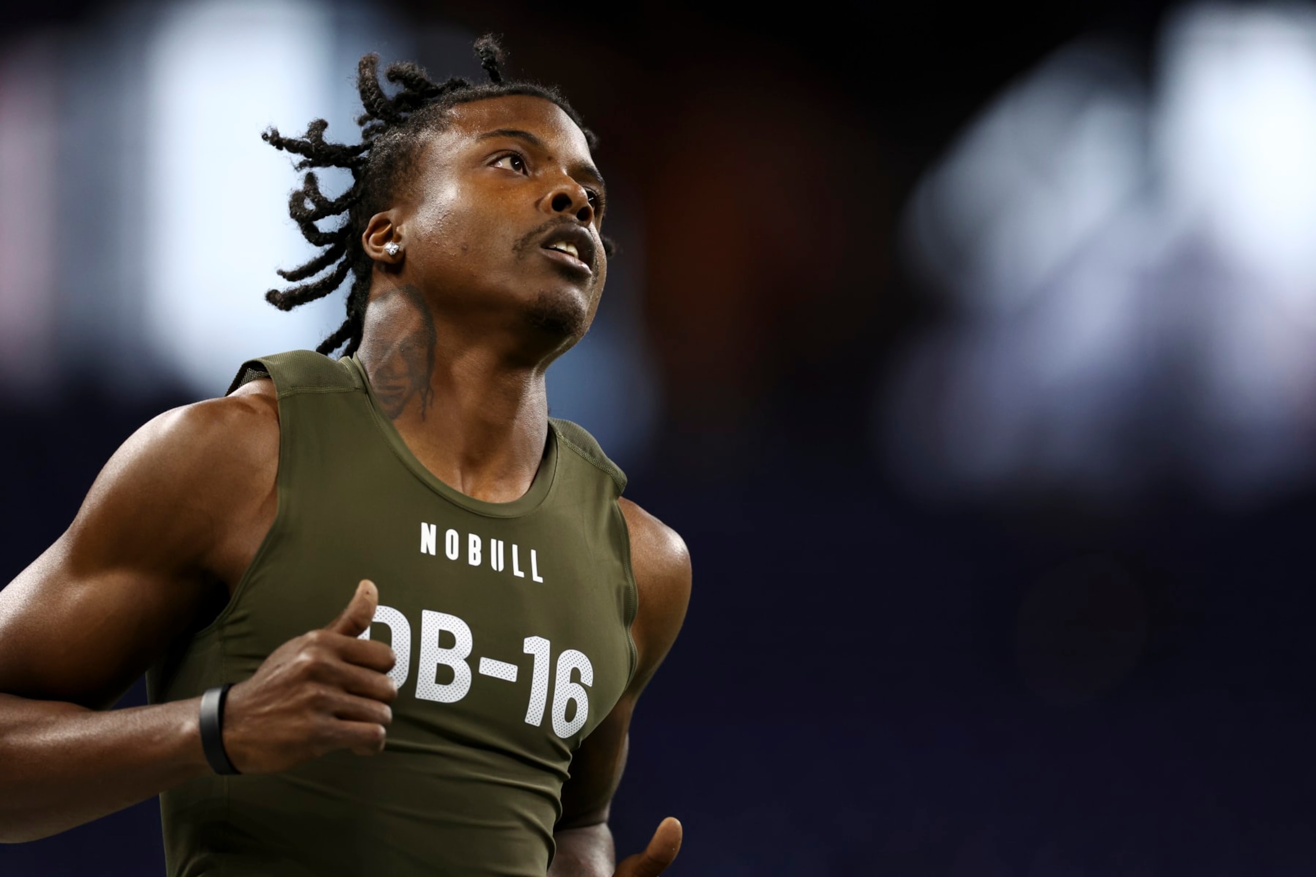 INDIANAPOLIS, INDIANA - MARCH 1: Khyree Jackson #DB16 of Oregon runs the 40-yard dash during the NFL Combine at the Lucas Oil Stadium on March 1, 2024 in Indianapolis, Indiana. (Photo by Kevin Sabitus/Getty Images)