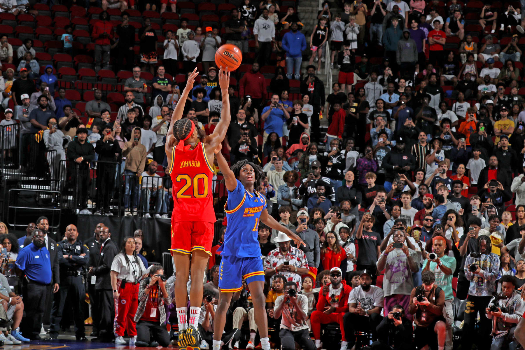 HOUSTON, TX - APRIL 02: McDonalds All American West guard Tre Johnson (20) misses a potential game tying 3 point shot at the buzzer during the 2024 McDonald's All American Boys Game on April 2, 2024 at the Toyota Center in Houston, Texas. (Photo by Brian Spurlock/Icon Sportswire via Getty Images)