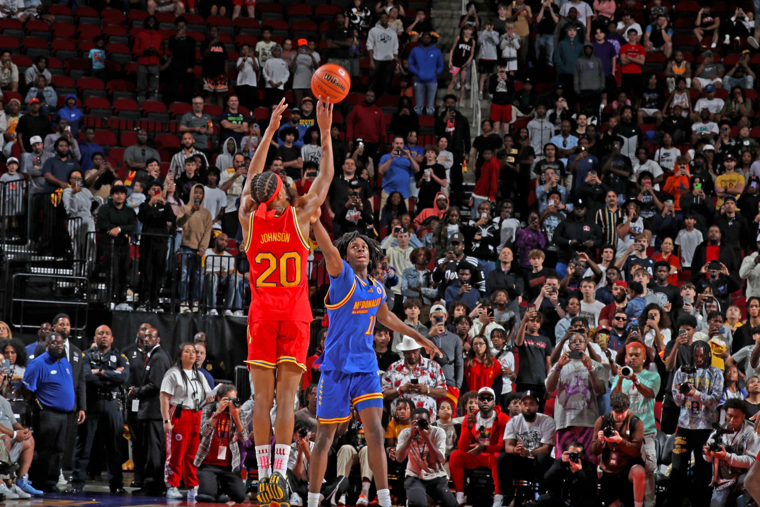 HOUSTON, TX - APRIL 02: McDonalds All American West guard Tre Johnson (20) misses a potential game tying 3 point shot at the buzzer during the 2024 McDonald's All American Boys Game on April 2, 2024 at the Toyota Center in Houston, Texas. (Photo by Brian Spurlock/Icon Sportswire via Getty Images) HOUSTON, TX - APRIL 02: McDonalds All American West guard Tre Johnson (20) misses a potential game tying 3 point shot at the buzzer during the 2024 McDonald's All American Boys Game on April 2, 2024 at the Toyota Center in Houston, Texas. (Photo by Brian Spurlock/Icon Sportswire via Getty Images)