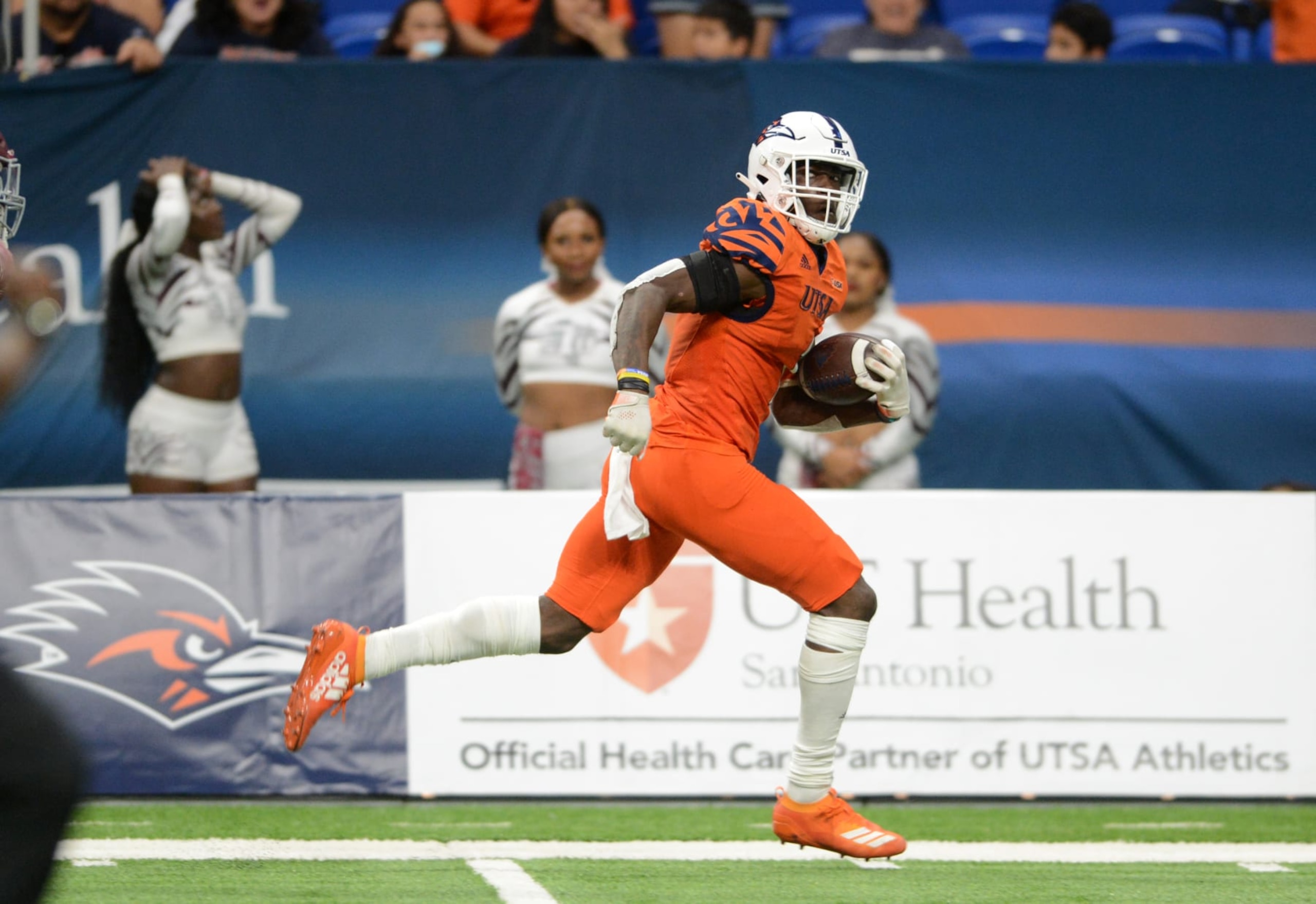 SAN ANTONIO, TX - SEPTEMBER 24: University of Texas - San Antonio Roadrunners WR De'Corian Clark (1) breaks away for a touchdown during game between the Texas Southern Tigers and the University of Texas - San Antonio Roadrunners on September 24, 2022 at the Alamodome in San Antonio, TX. (Photo by John Rivera/Icon Sportswire via Getty Images)