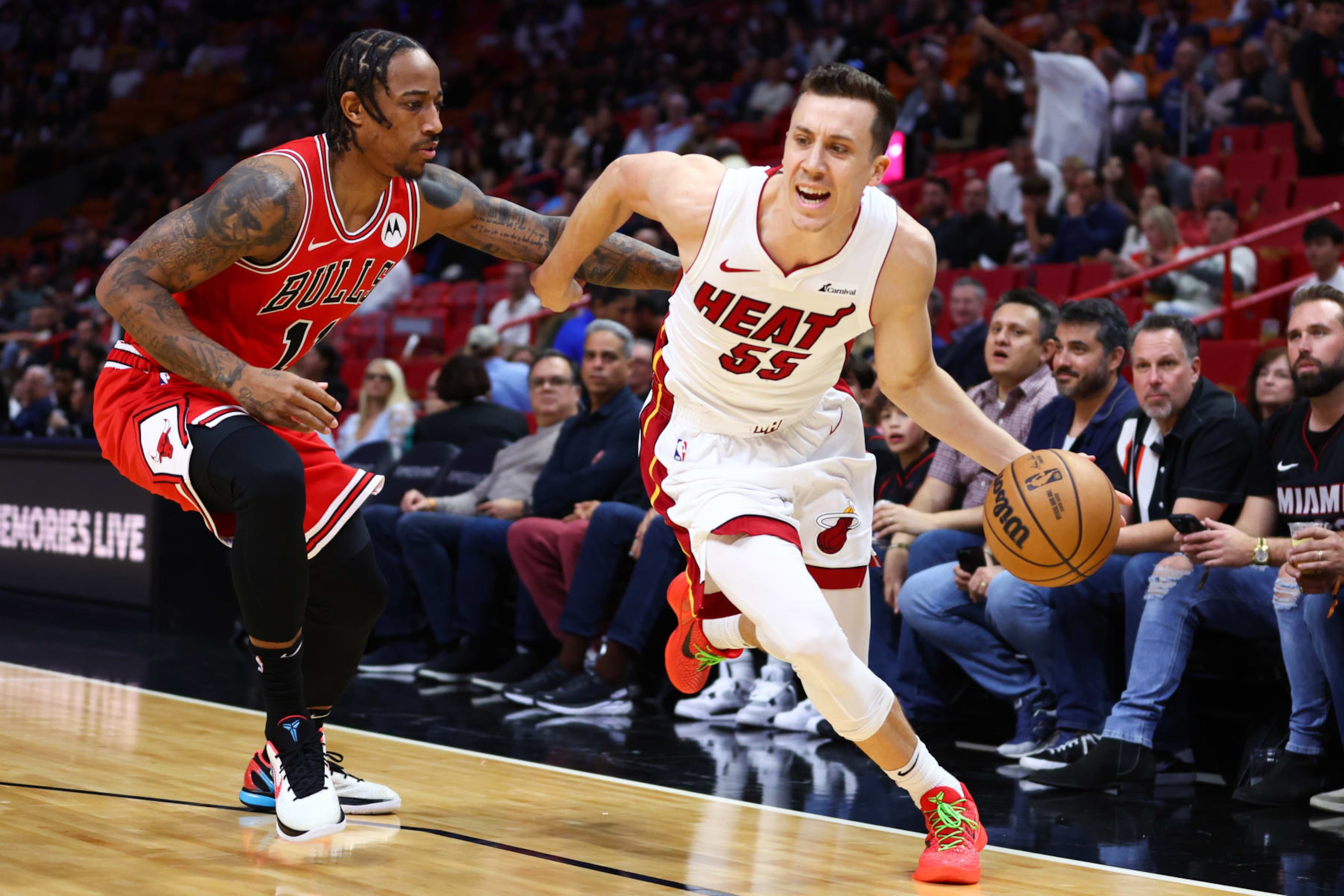 MIAMI, FLORIDA - DECEMBER 14: Duncan Robinson #55 of the Miami Heat drives against DeMar DeRozan #11 of the Chicago Bulls during the first quarter of the game at Kaseya Center on December 14, 2023 in Miami, Florida. NOTE TO USER: User expressly acknowledges and agrees that, by downloading and or using this photograph, User is consenting to the terms and conditions of the Getty Images License Agreement. (Photo by Megan Briggs/Getty Images)