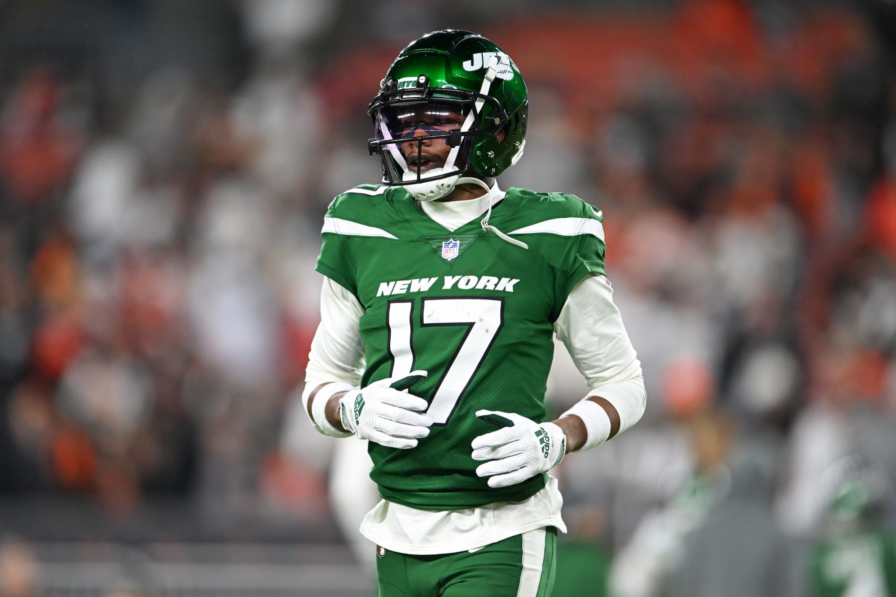CLEVELAND, OHIO - DECEMBER 28: Garrett Wilson #17 of the New York Jets warms up prior to a game against the Cleveland Browns at Cleveland Browns Stadium on December 28, 2023 in Cleveland, Ohio. (Photo by Nick Cammett/Diamond Images via Getty Images)